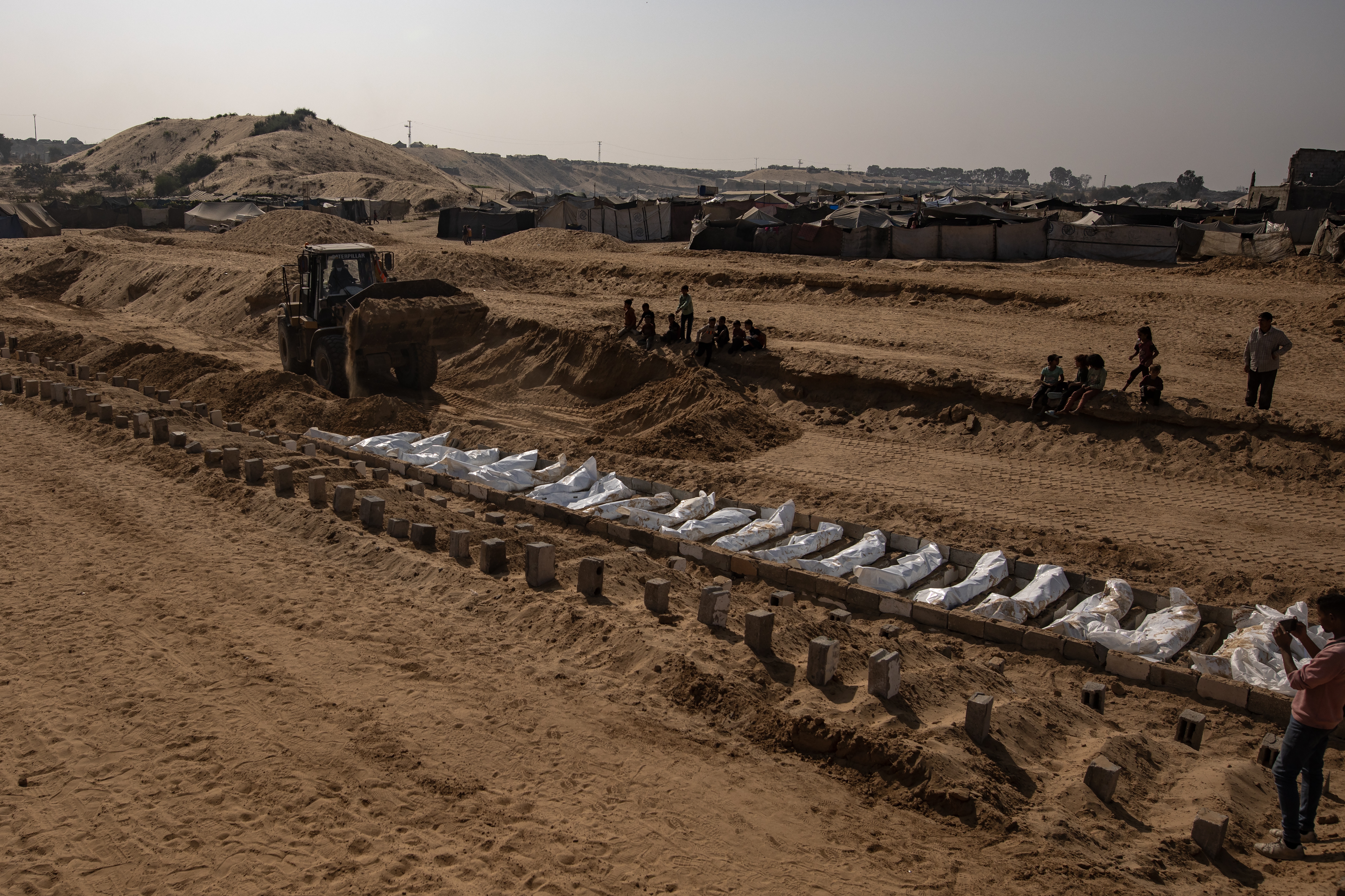 Mass burial of unidentified Palestinians in Deir al-Balah