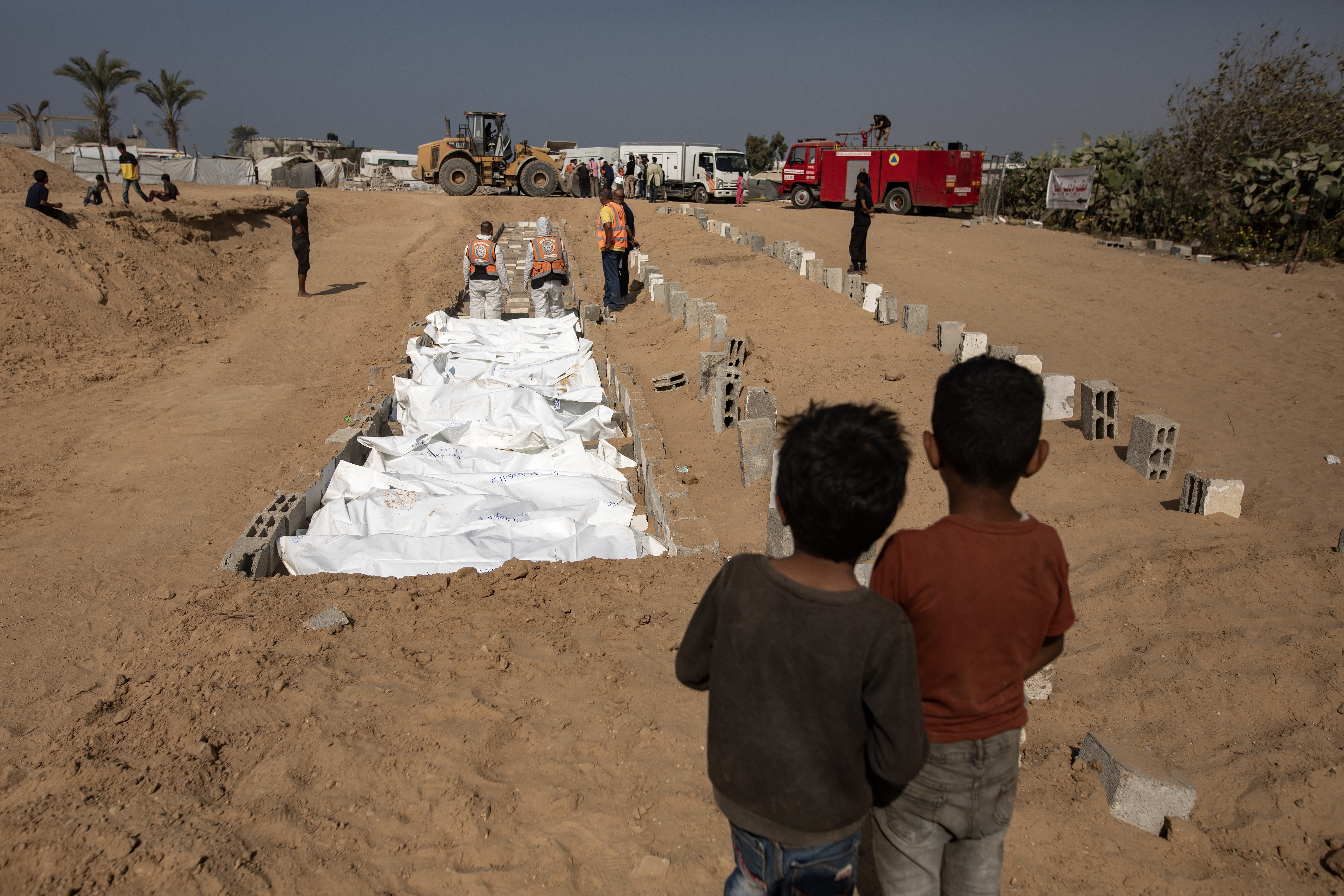 Mass burial of unidentified Palestinians in Deir el-Balah