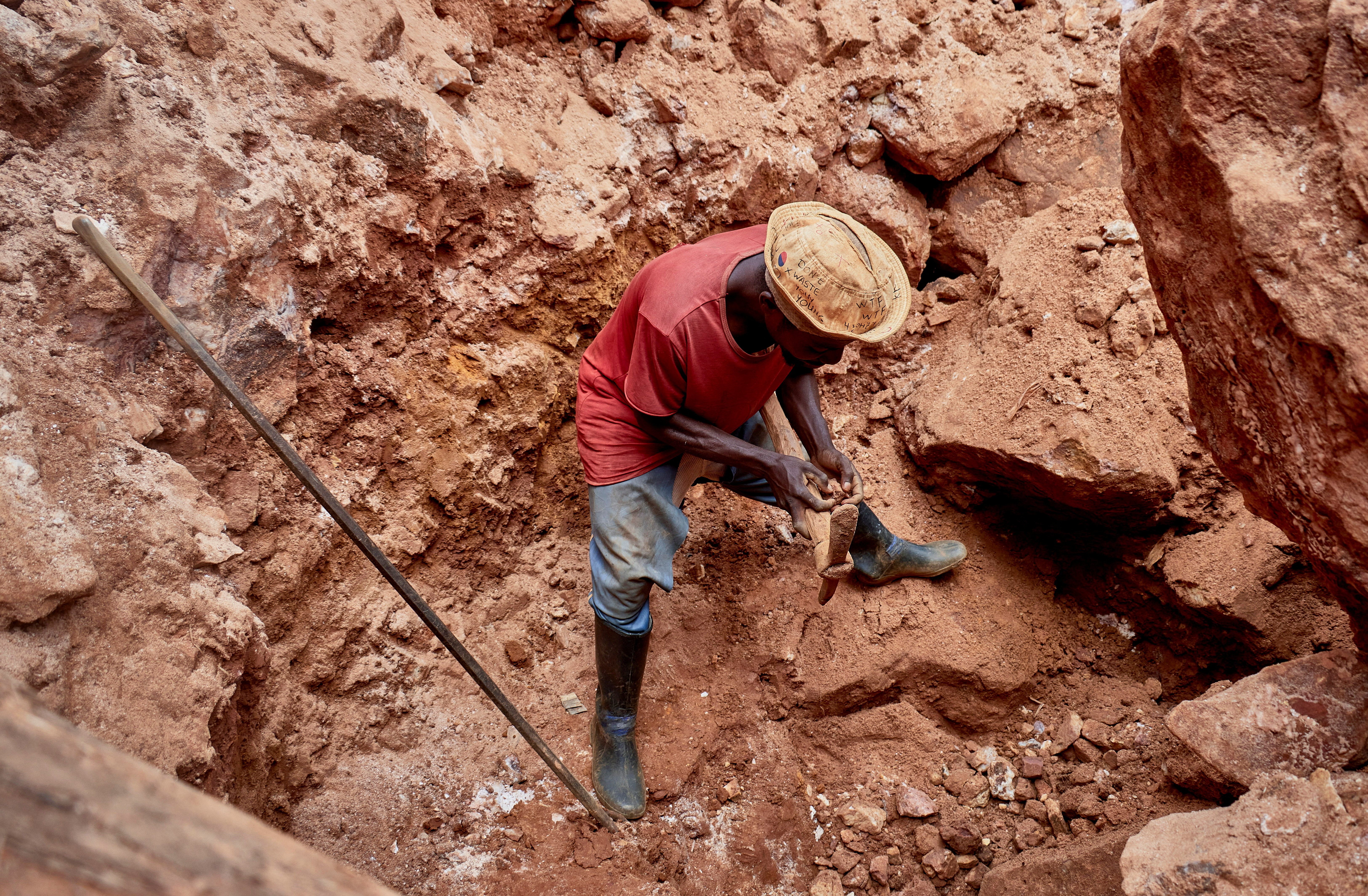 A Congolese artisanal miner internally displaced by the Islamic State-affiliated Allied Democratic Forces (ADF) rebels, digs in an open-pit mine, in Mangaredjipa near Beni, North Kivu Province of Democratic Republic of Congo August 31, 2025.