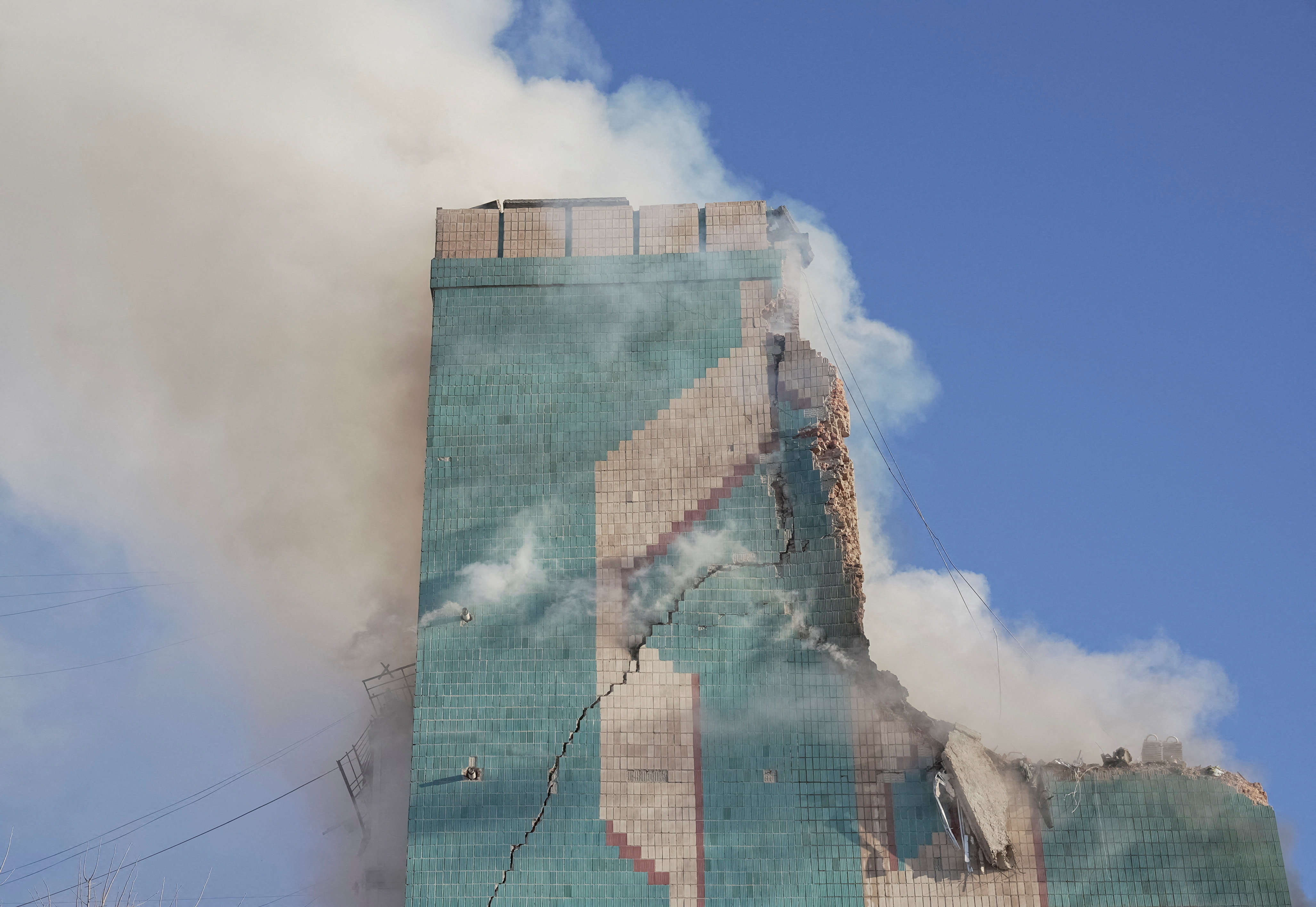 Smoke rises from an apartment building hit by a morning Russian missile strike, amid Russia's attack on Ukraine, in Ternopil, Ukraine November 19, 2025. REUTERS/Andriy Bodak TPX IMAGES OF THE DAY