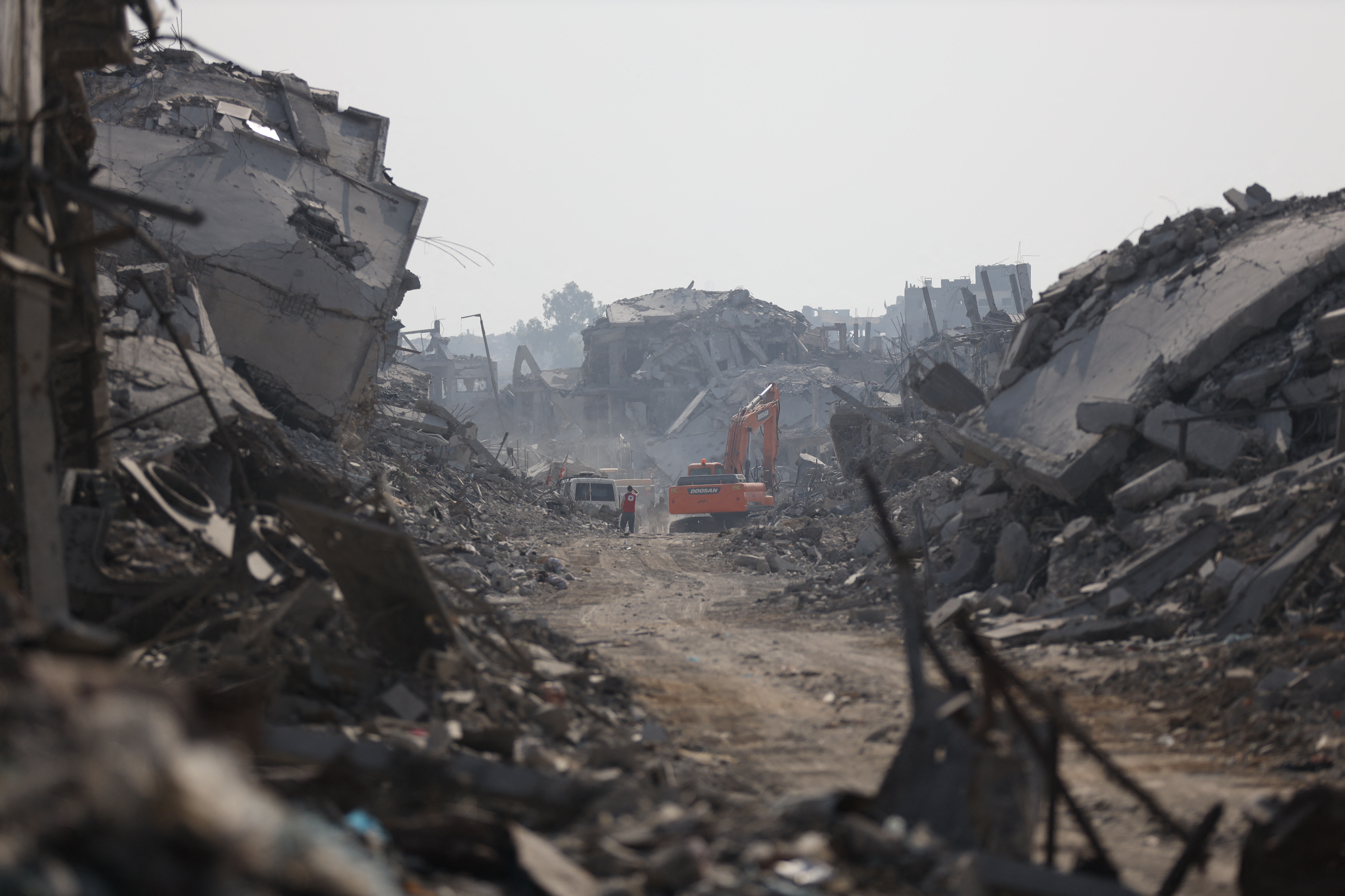 Heavy machinery from Egypt continues to search for the bodies of Israeli captives along Baghdad Street in the Shujaiya neighborhood under the supervision of ICRC and Qassam Brigades teams during the ceasefire between the Israeli army and Hamas in Gaza