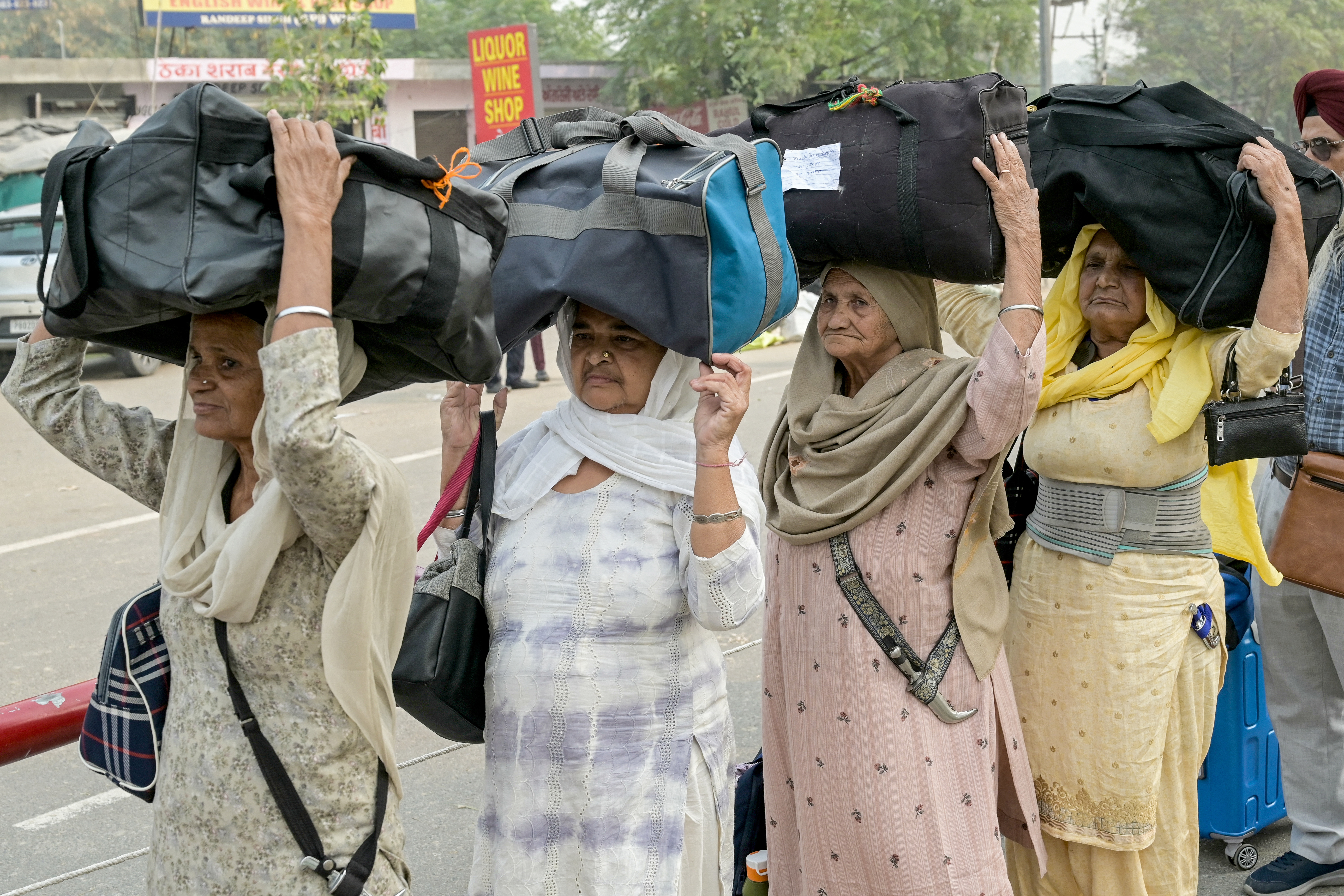Pakistan welcomes Sikh pilgrims in first border crossing since May clashes