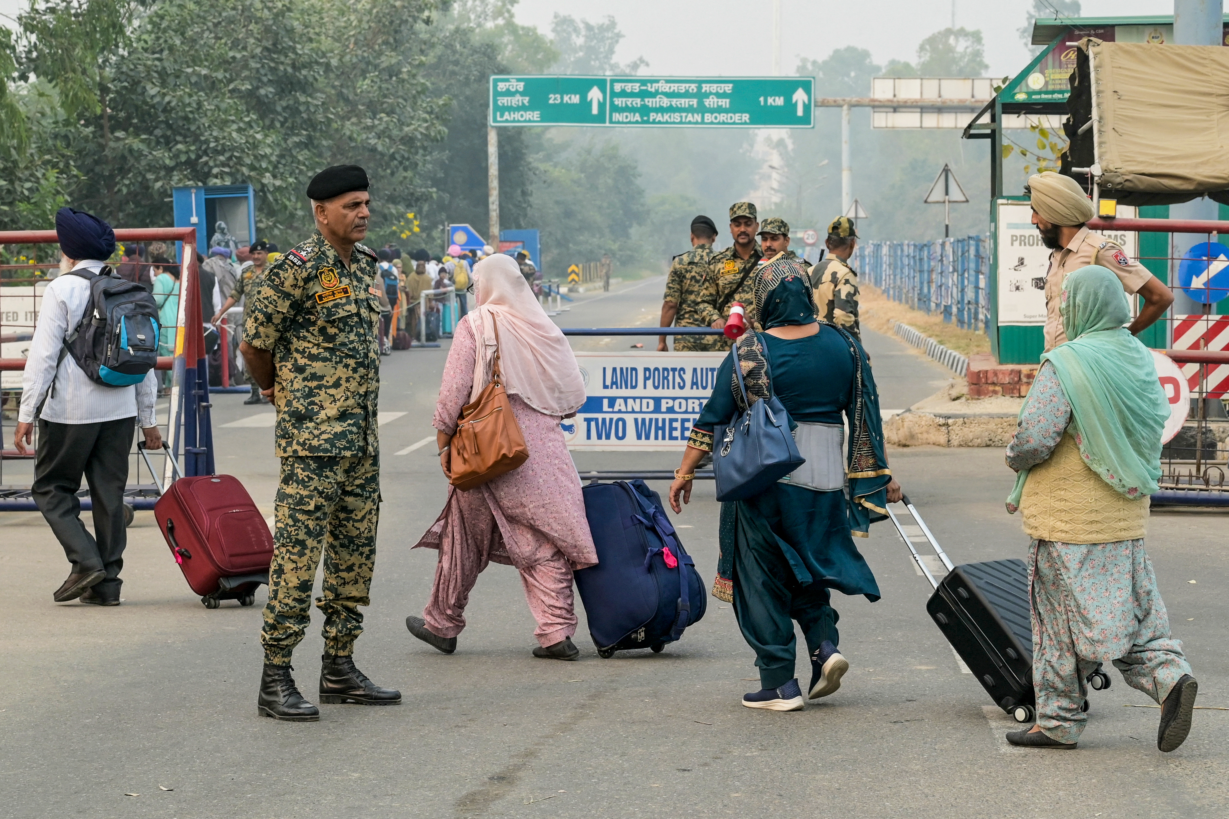 Pakistan welcomes Sikh pilgrims in first border crossing since May clashes