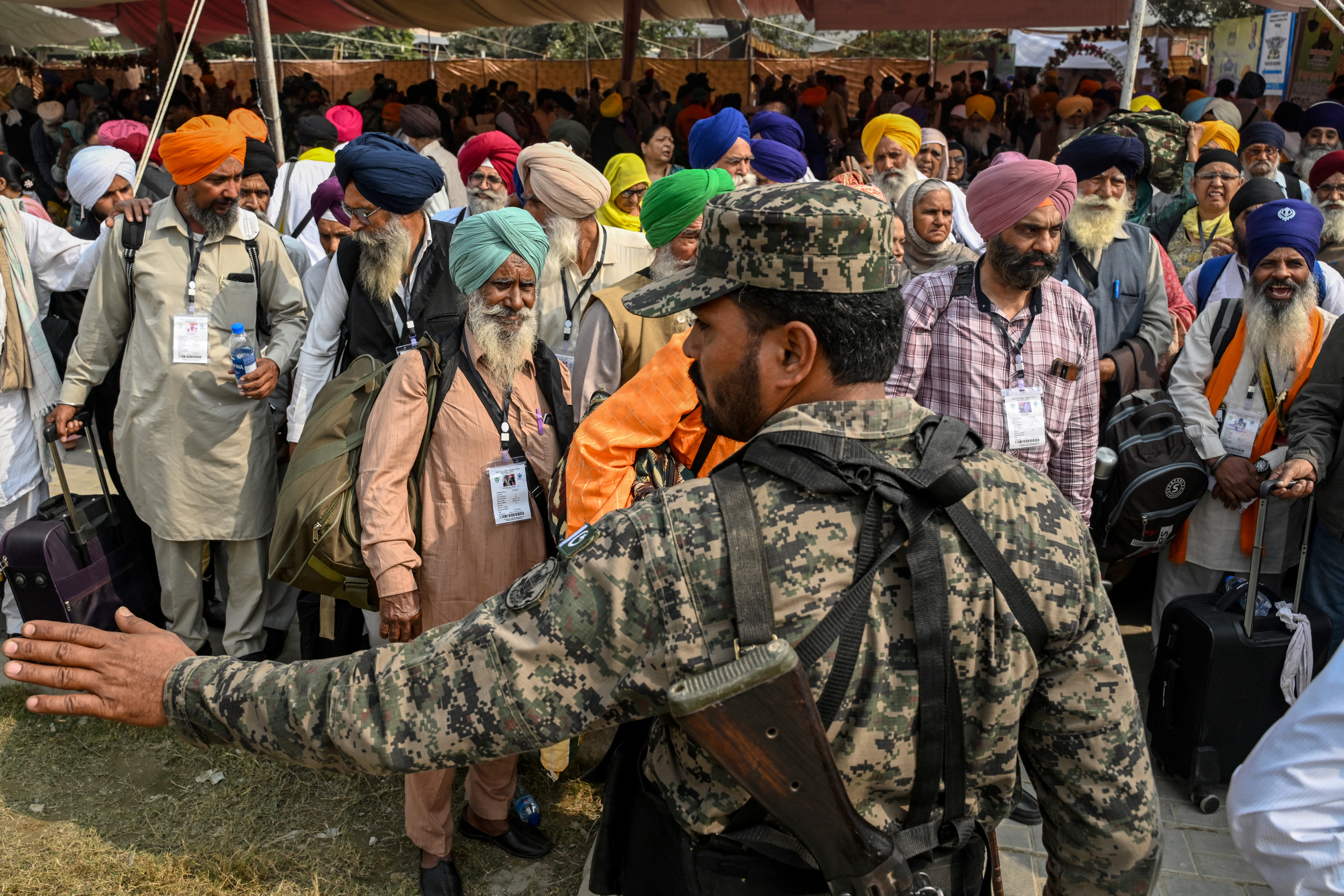 Pakistan welcomes Sikh pilgrims in first border crossing since May clashes