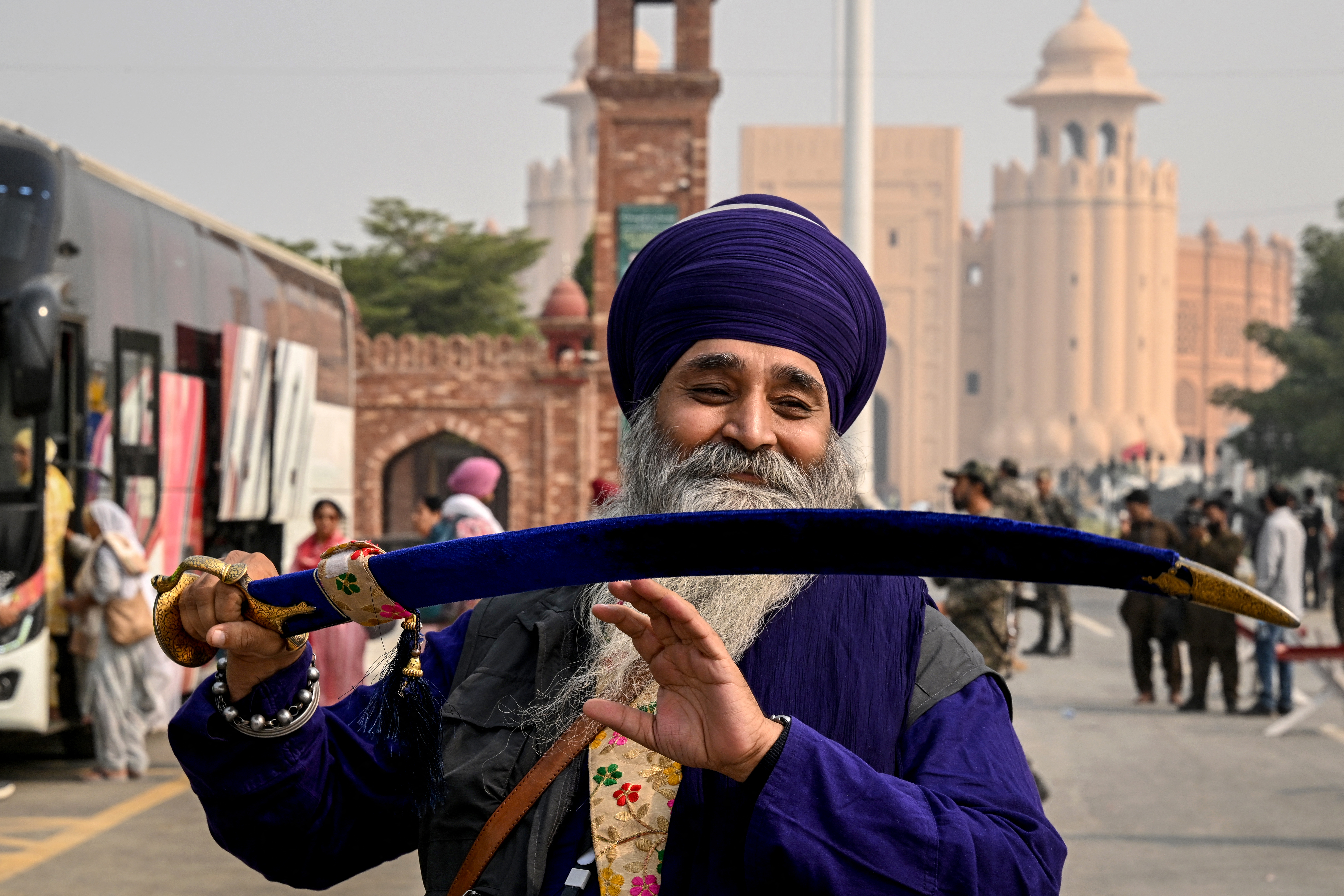 Pakistan welcomes Sikh pilgrims in first border crossing since May clashes