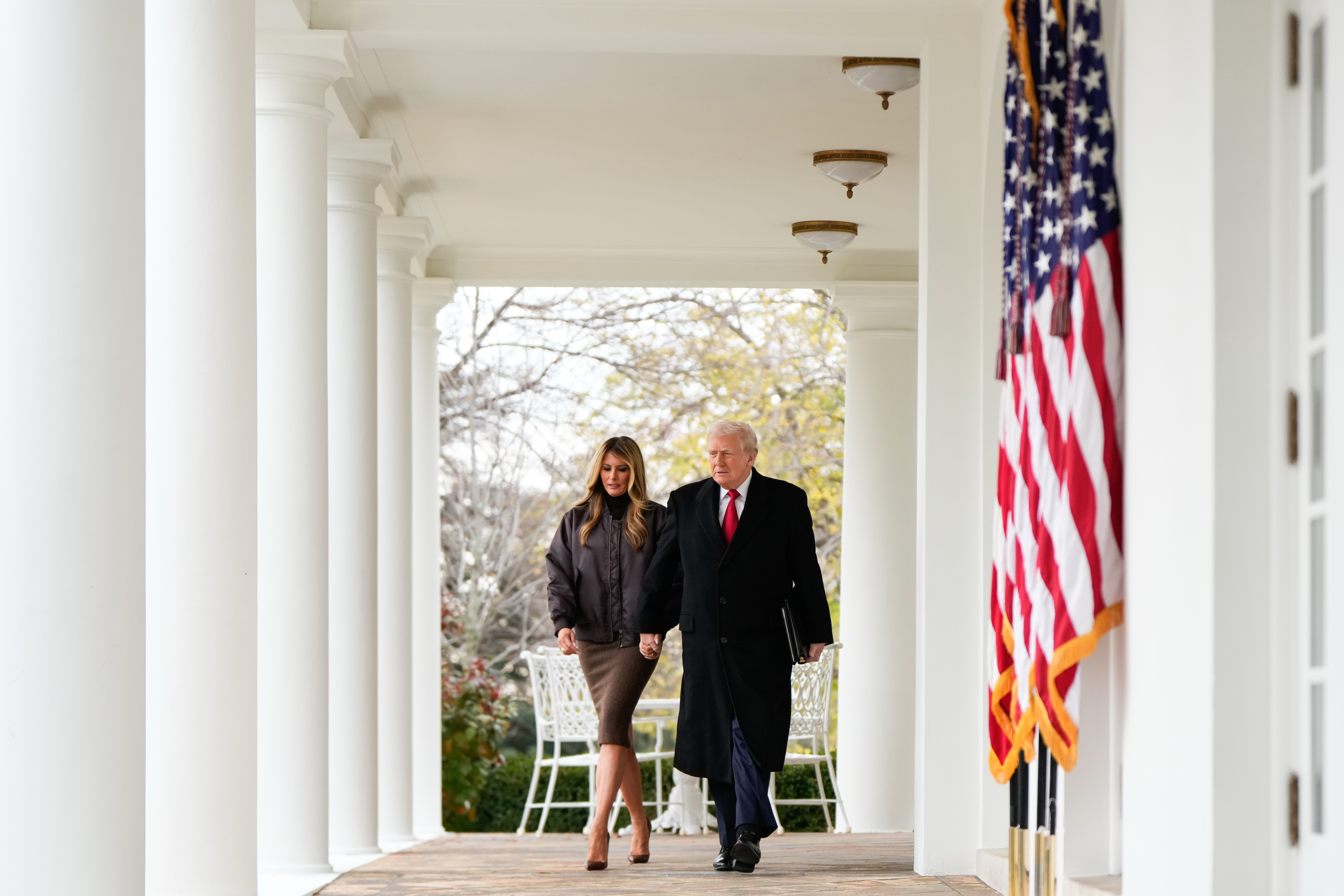Trump walks with Melania at the White House