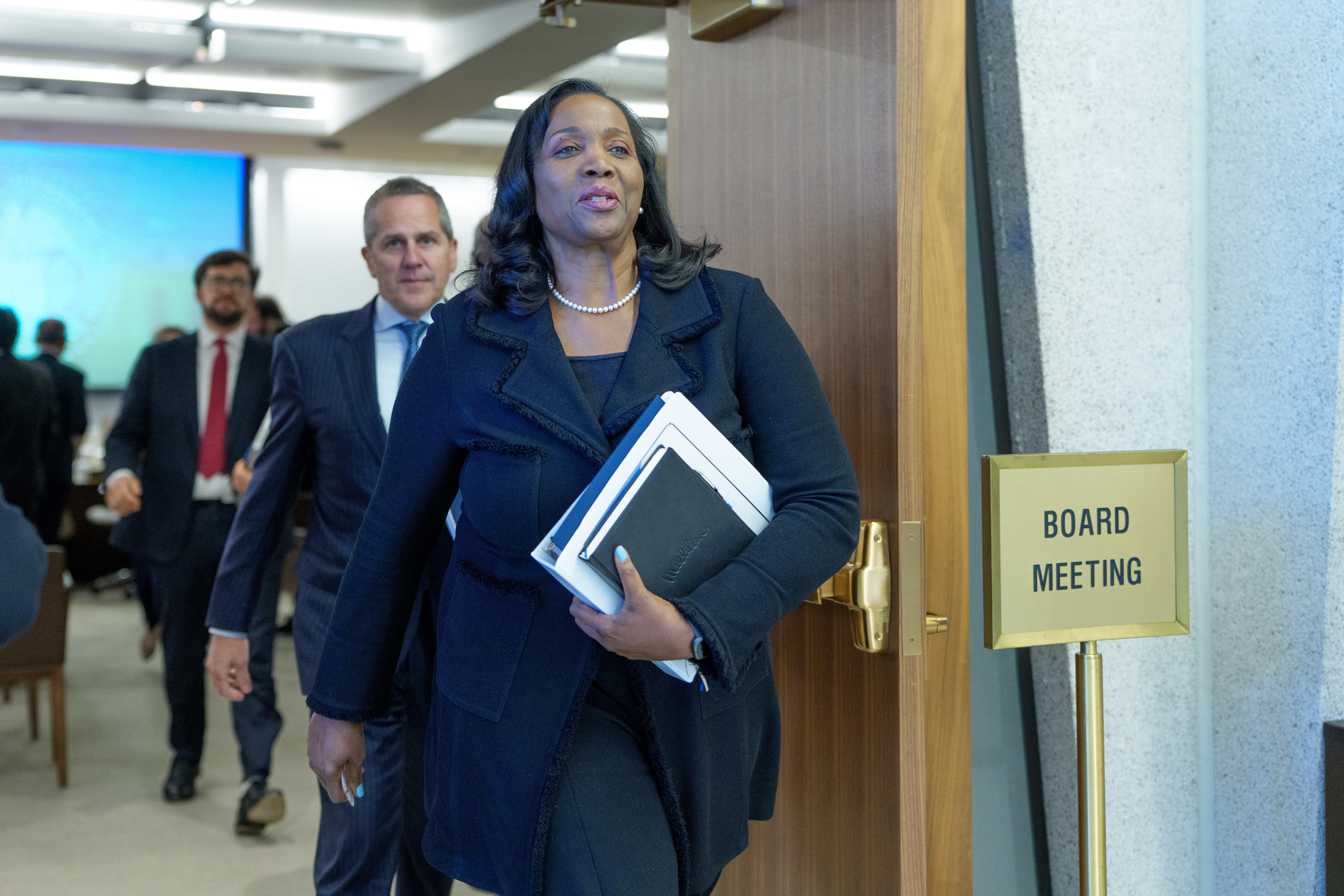 epa12479651 Lisa Cook (R), member of the Federal Reserve Board, departs a board meeting at the Federal Reserve in Washington, DC, USA, 24 October 2025. The government shutdown has restricted the Federal Reserve’s access to official economic statistics that it relies on to make decisions regarding the economy and rate policy. EPA/AARON SCHWARTZ