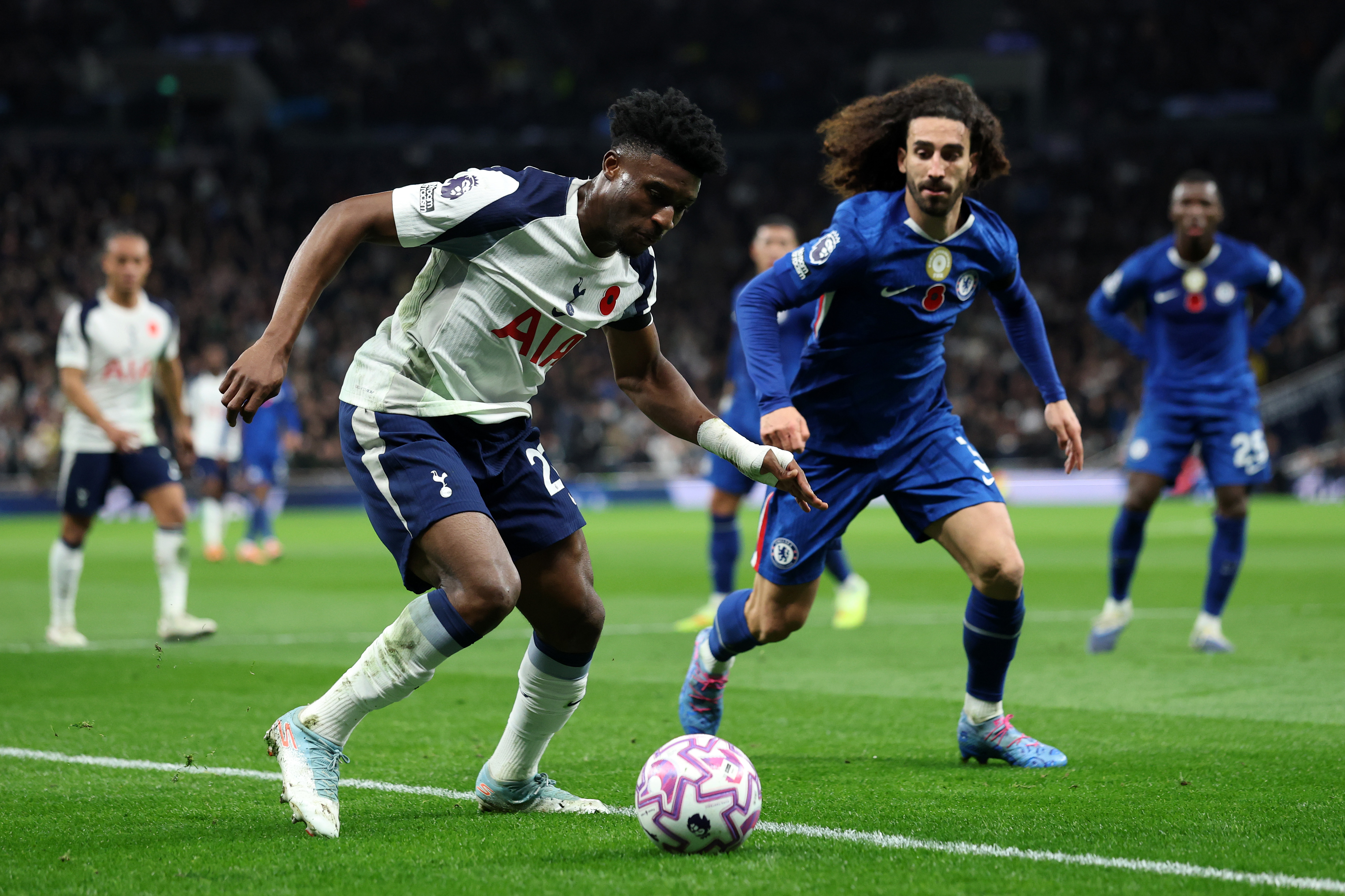 LONDON, ENGLAND - NOVEMBER 01: Mohammed Kudus of Tottenham Hotspur is challenged by Marc Cucurella of Chelsea during the Premier League match between Tottenham Hotspur and Chelsea at Tottenham Hotspur Stadium on November 01, 2025 in London, England. (Photo by Alex Pantling/Getty Images)