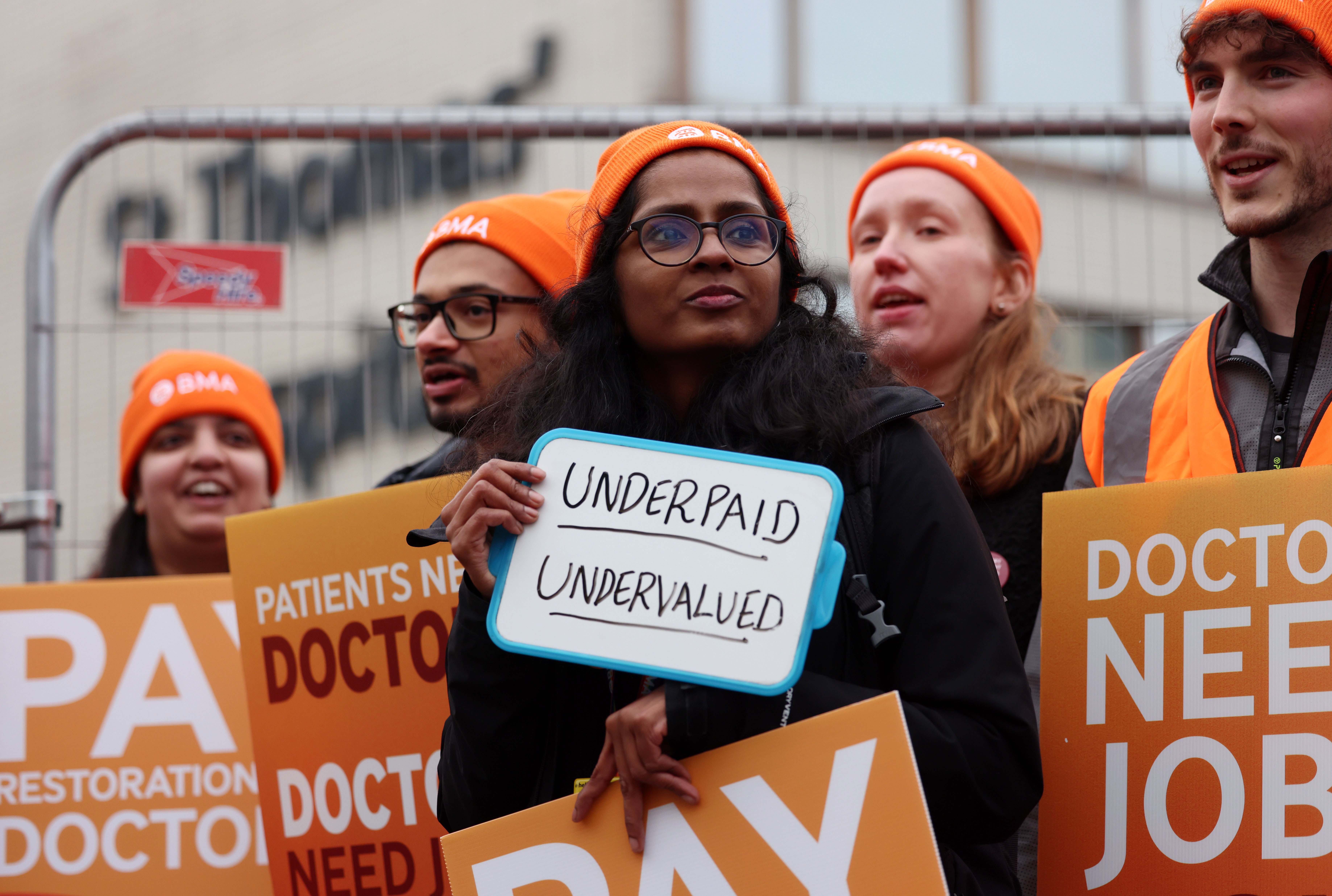 Resident doctors strike outside St. Thomas' Hospital in London, Britain, 17 December 2025. Resident doctors have begun a five-day strike over pay and conditions ahead of the festive period. [Andy Rain/EPA]