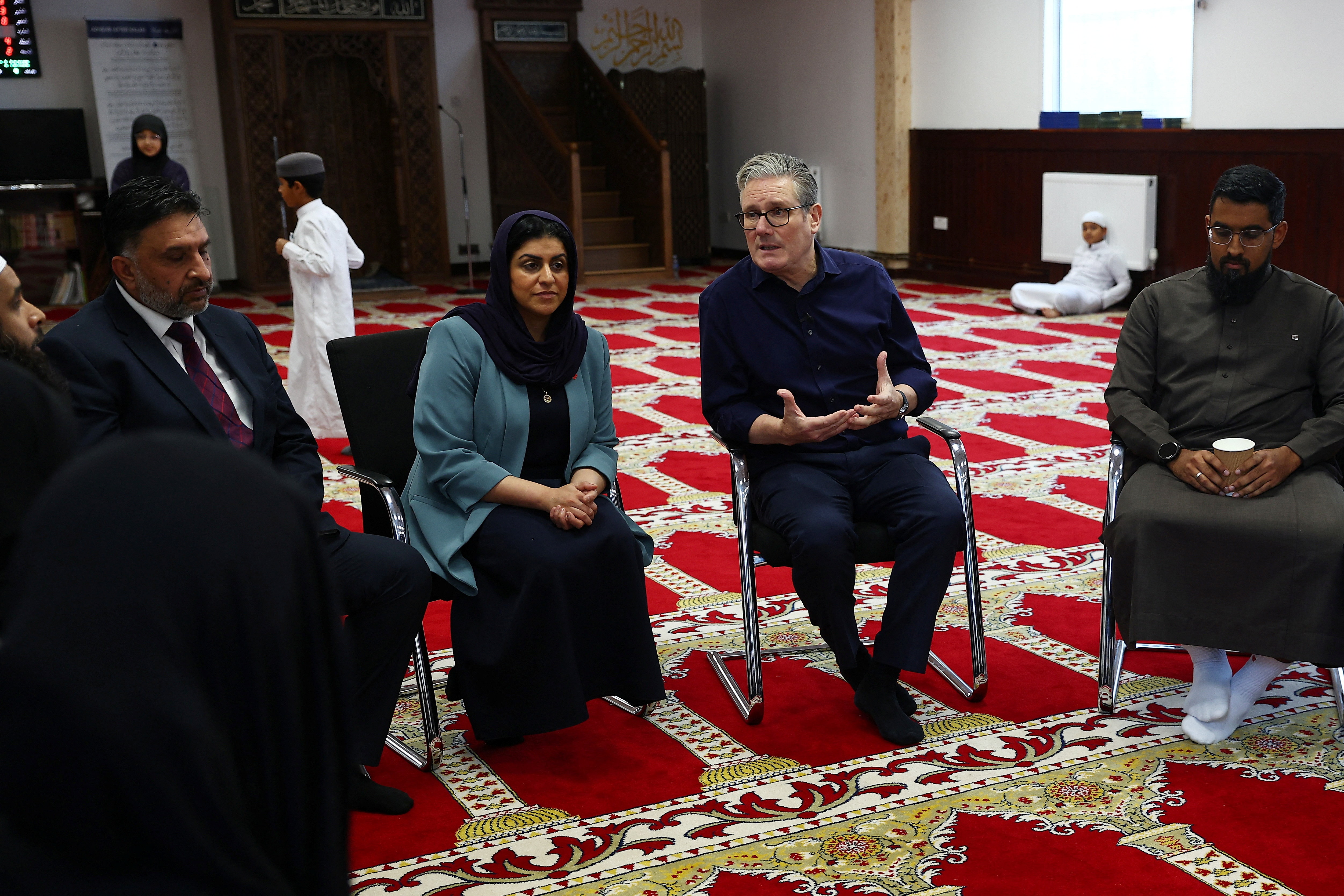 PEACEHAVEN, UNITED KINGDOM - OCTOBER 23: Prime Minister Keir Starmer (C) and Home Secretary Shabana Mahmood (2nd L) visit Peacehaven Mosque on October 23, 2025 in Peacehaven, United Kingdom. Peter Nicholls/Pool via REUTERS