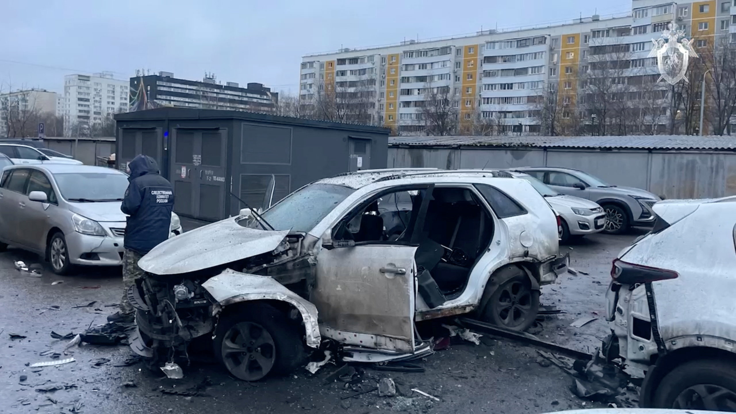 An investigator works at the scene where Lieutenant General Fanil Sarvarov was reportedly killed in a car bomb blast in Moscow
