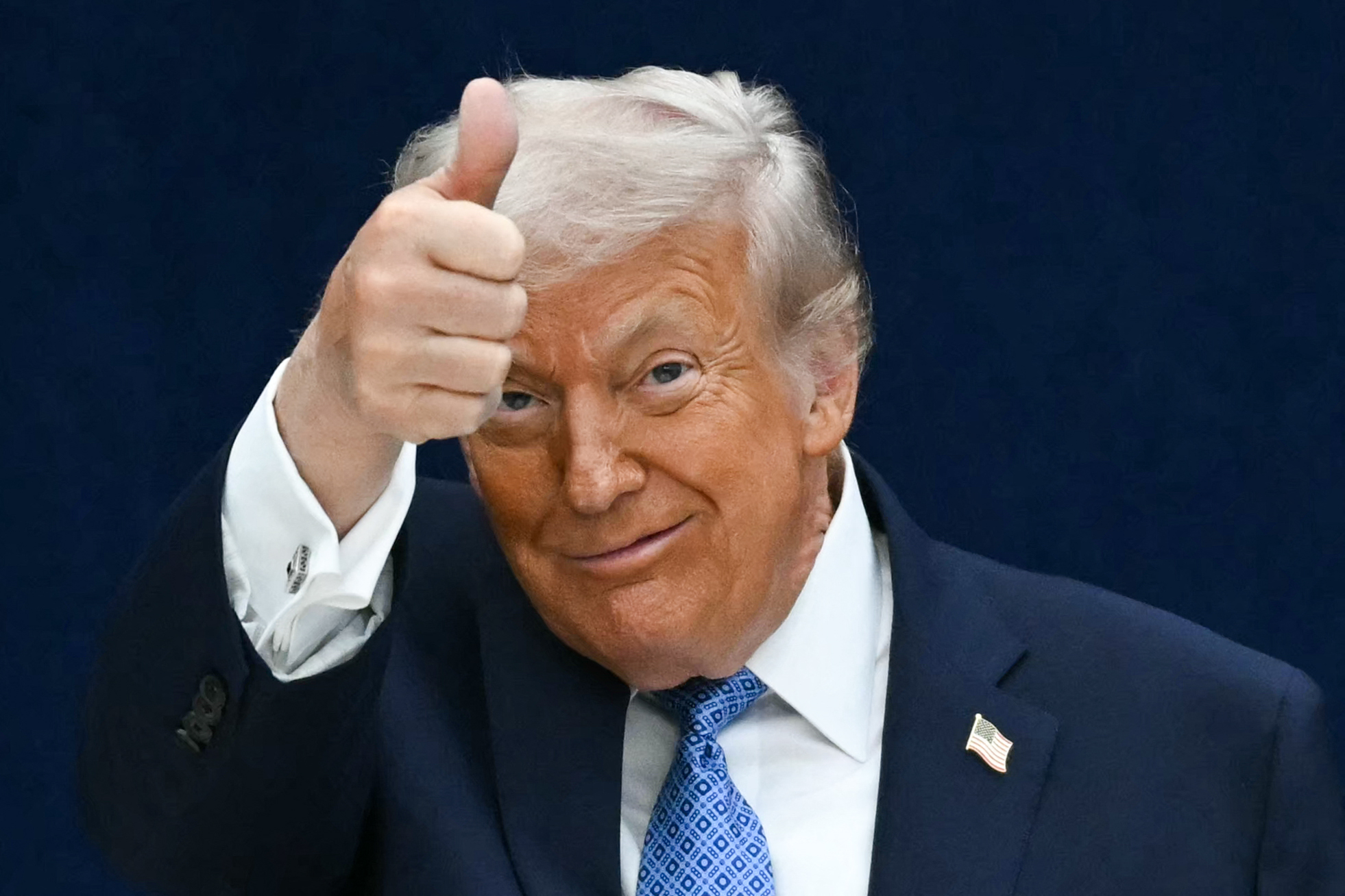 US President Donald Trump gives a thumbs up.