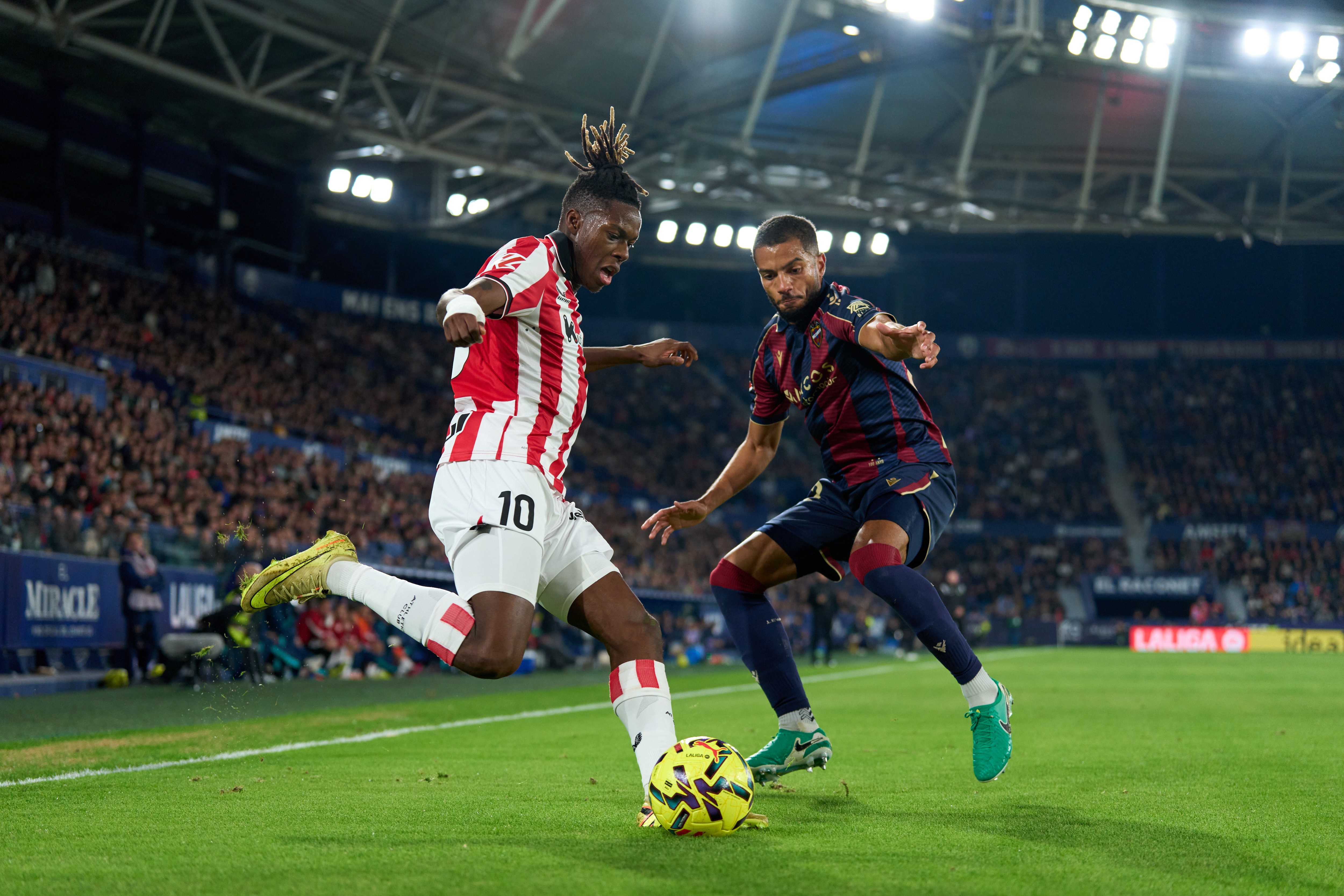 VALENCIA, SPAIN - NOVEMBER 29: Jeremy Toljan of Levante UD competes for the ball with Nico Williams of Athletic Club during the LaLiga EA Sports match between Levante UD and Athletic Club at Ciutat de Valencia on November 29, 2025 in Valencia, Spain. (Photo by Mateo Villalba Sanchez/Getty Images)