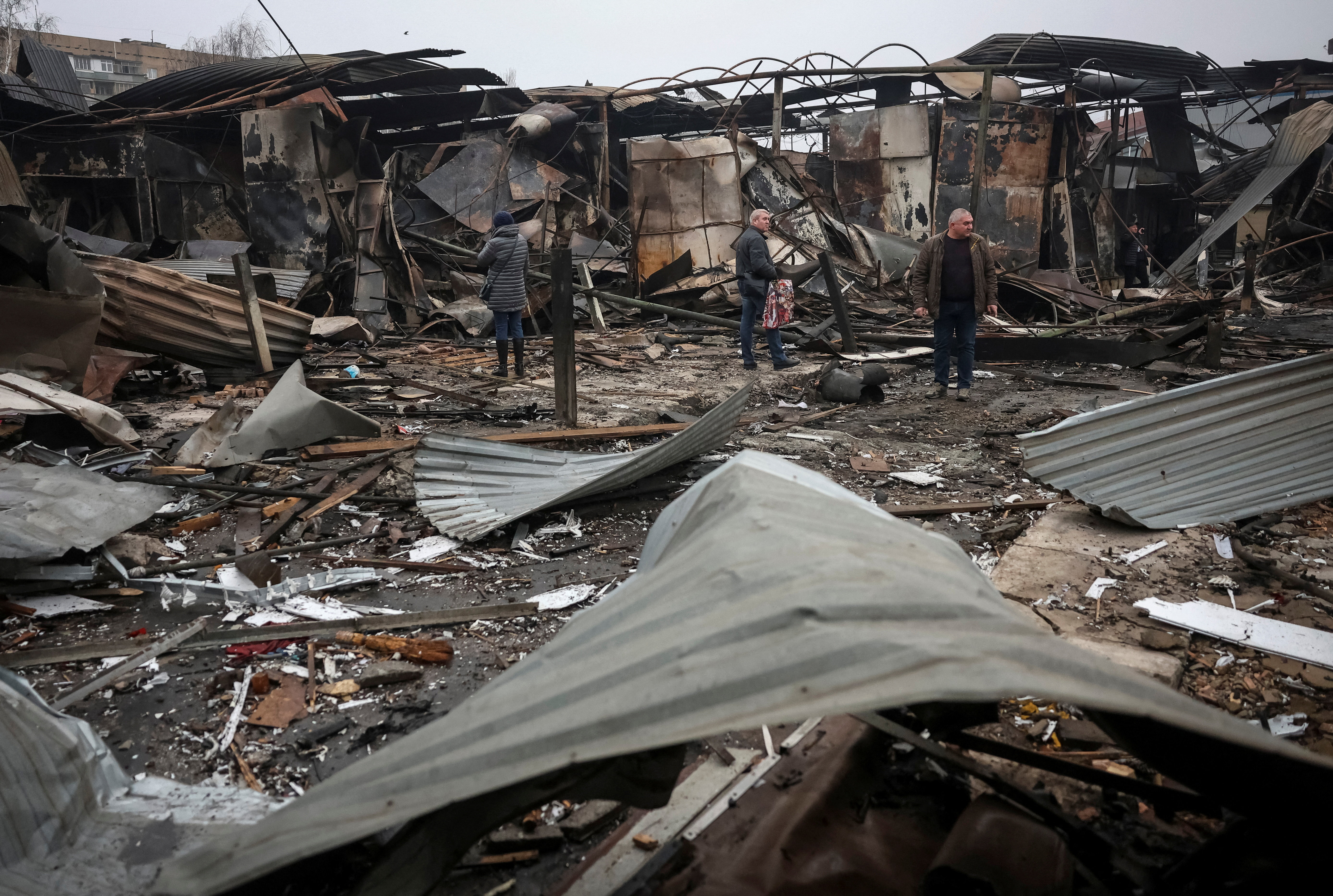 Vendors inspect the central market, hit by a Russian military overnight strike, amid Russia's attack on Ukraine, in the frontline city of Kramatorsk, Ukraine, November 30, 2025. REUTERS/Anatolii Stepanov