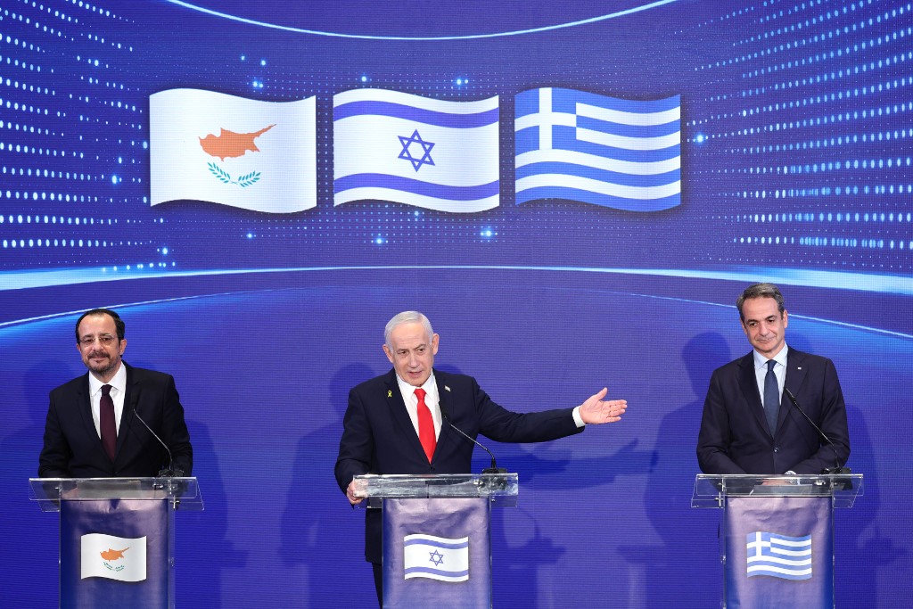 Israeli Prime Minister Benjamin Netanyahu (C), Cypriot President Nikos Christodoulides (L) and Greek Prime Minister Kyriakos Mitsotakis (R) hold a joint press conference after a trilateral meeting in Jerusalem on December 22, 2025. (Photo by ABIR SULTAN / POOL / AFP)