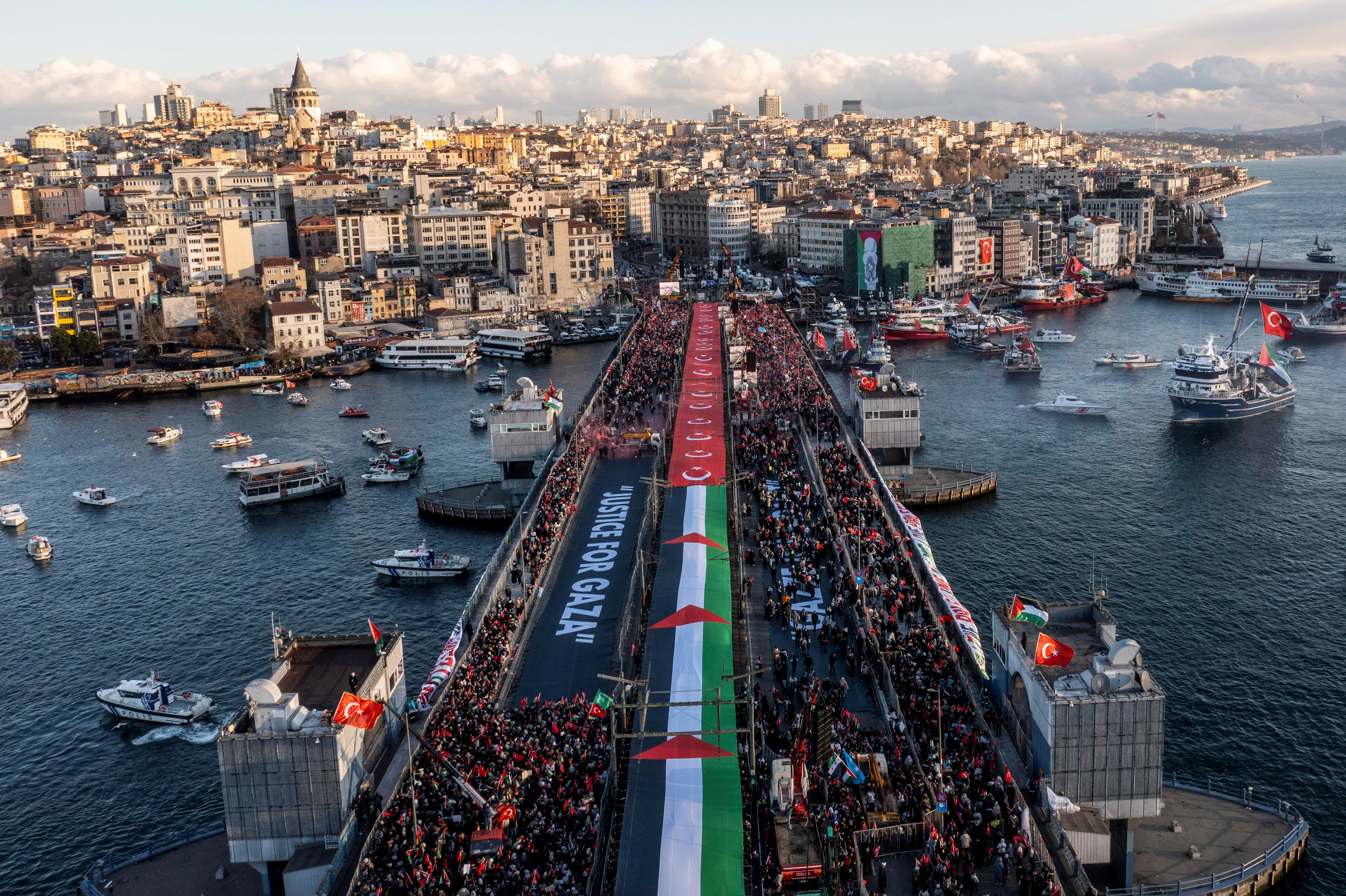 Thousands march in Turkiye’s Istanbul in solidarity with Gaza