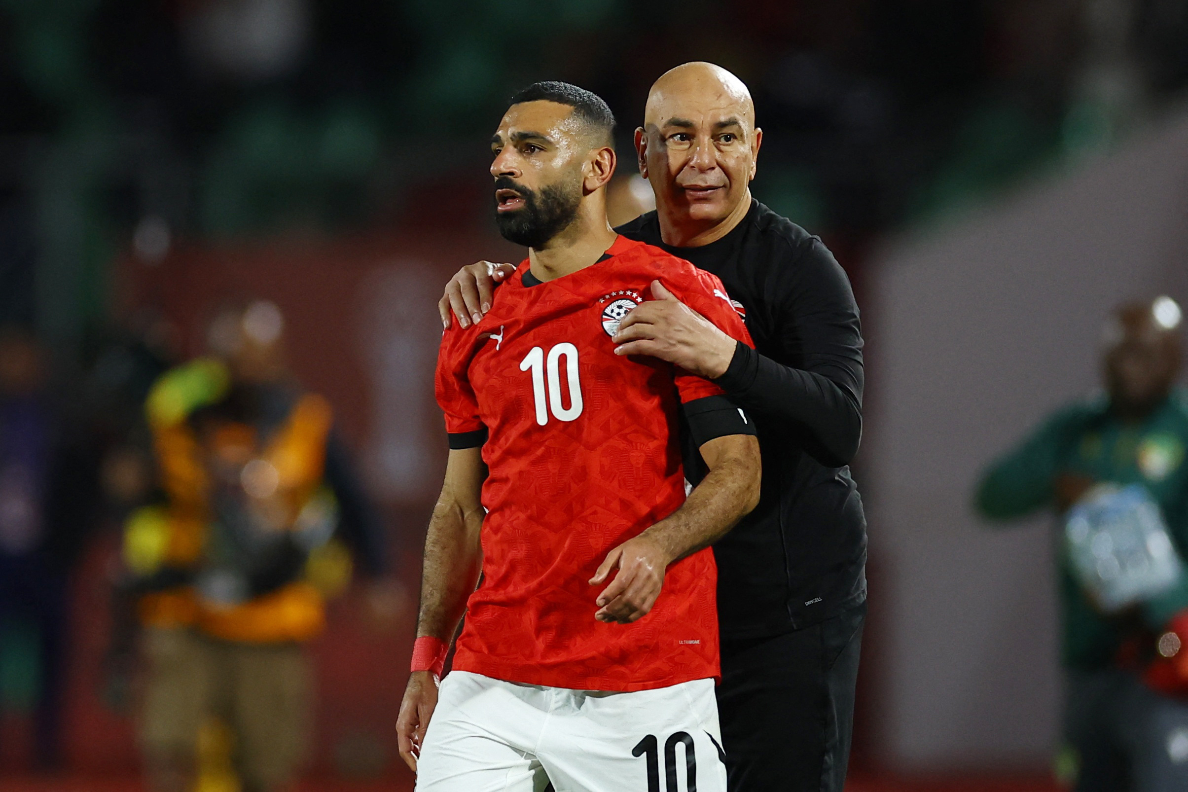 Egypt's Mohamed Salah and coach Hossam Hassan at half time of extra time