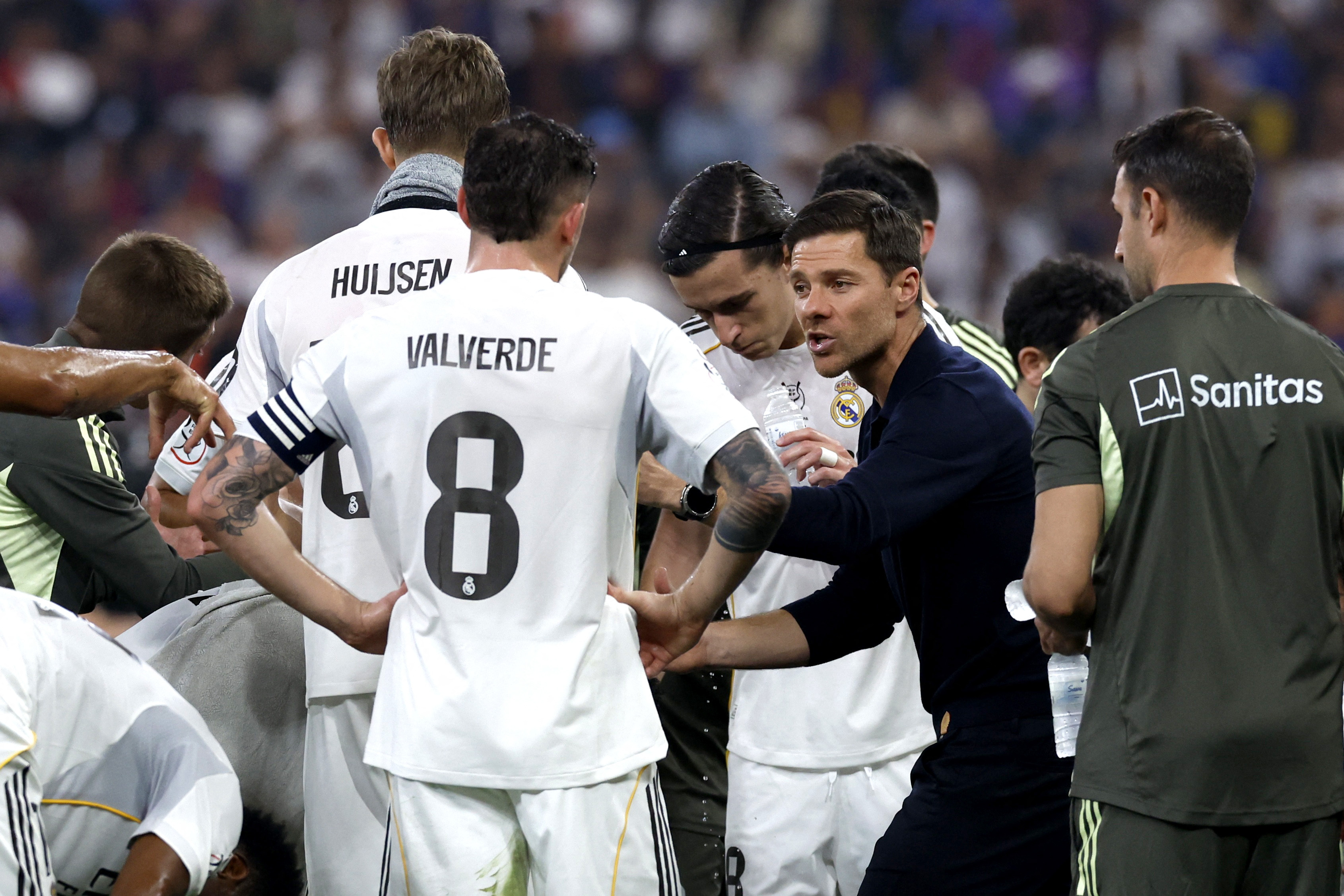 Soccer Football - Spanish Super Cup - Final - FC Barcelona v Real Madrid - King Abdullah Sports City Stadium, Jeddah, Saudi Arabia - January 11, 2026 Real Madrid coach Xabi Alonso gives instructions to the players during a break in play REUTERS/Vincent West