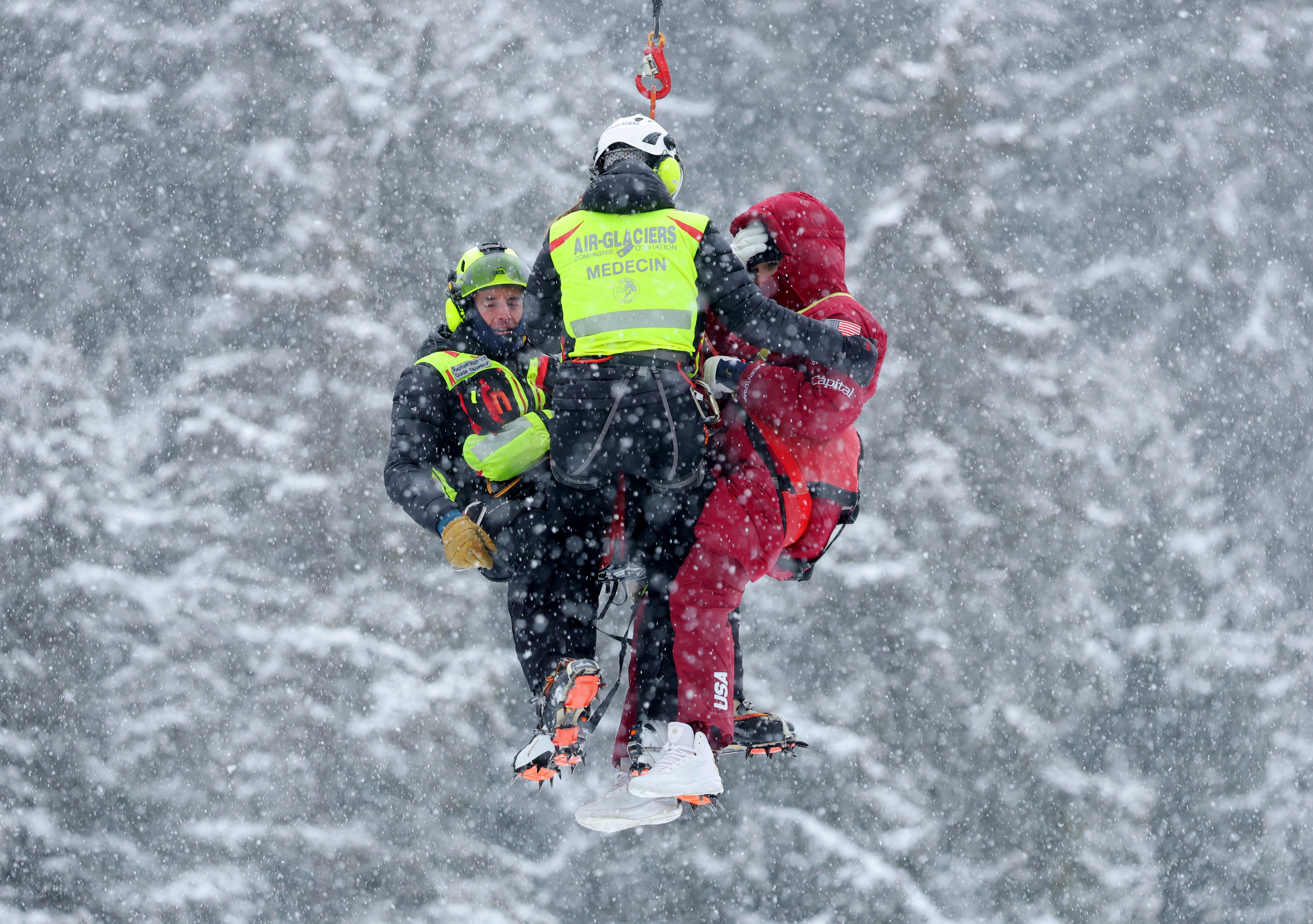 Lindsey Vonn of the US being airlifted to hospital.