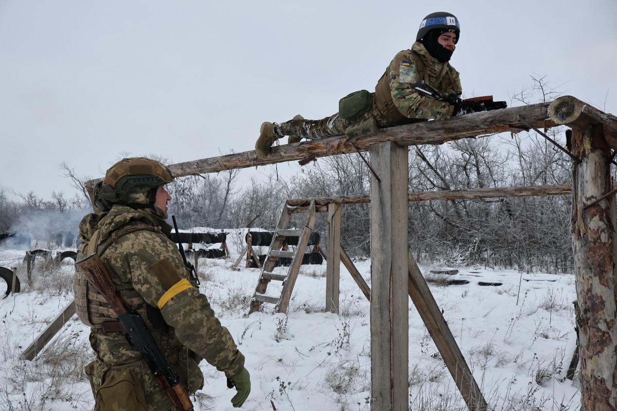 In this handout photograph taken and released by the press service of the 65th Mechanized Brigade of Ukrainian Armed Forces on January 1, 2026, Ukrainian 20 years old recruit Tetiana (R) takes part in a basic military training at an undisclosed location in Zaporizhzhia region, amid the Russian invasion of Ukraine. (Photo by Andriy Andriyenko / 65th Mechanized Brigade of Ukrainian Armed Forces / AFP) / XGTY / RESTRICTED TO EDITORIAL USE - MANDATORY CREDIT "AFP PHOTO / ANDRIY ANDRIYENKO / 65TH MECHANIZED BRIGADE OF UKRAINIAN ARMED FORCES" - NO MARKETING NO ADVERTISING CAMPAIGNS - DISTRIBUTED AS A SERVICE TO CLIENTS