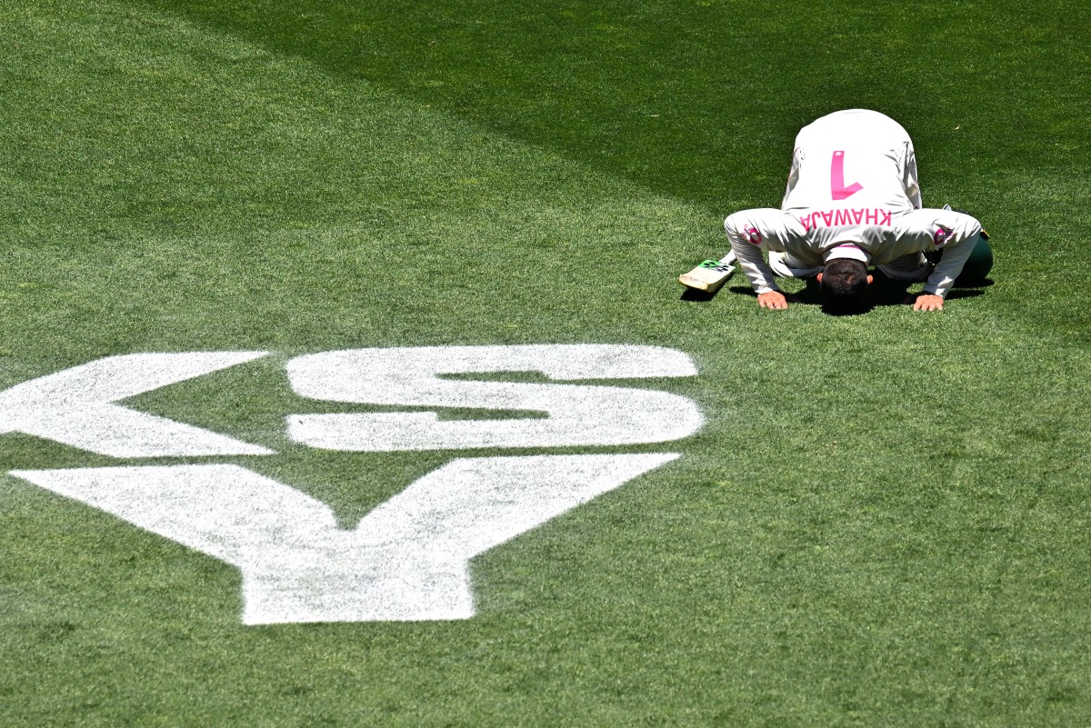 Australias Usman Khawaja bows down to the ground as he walks off following his dismissal in his final Test during the last day of the fifth Ashes cricket Test between Australia and England at the Sydney Cricket Ground in Sydney on January 8, 2026. (Photo by Saeed KHAN / AFP) / -- IMAGE RESTRICTED TO EDITORIAL USE - STRICTLY NO COMMERCIAL USE --