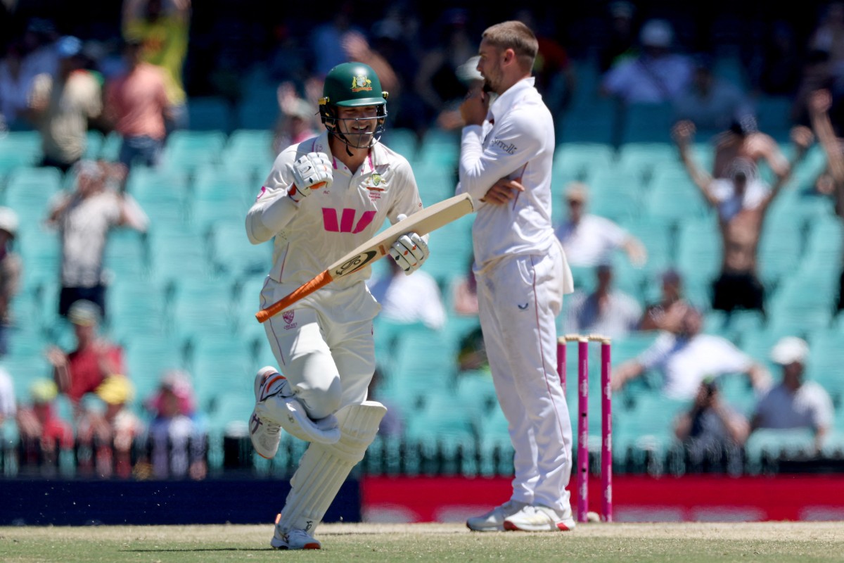 Australias Alex Carey (L) celebrates after hitting the winning runs on day five of the fifth Ashes cricket Test match between Australia and England at the SCG in Sydney on January 8, 2026. (Photo by DAVID GRAY / AFP) / -- IMAGE RESTRICTED TO EDITORIAL USE - STRICTLY NO COMMERCIAL USE --