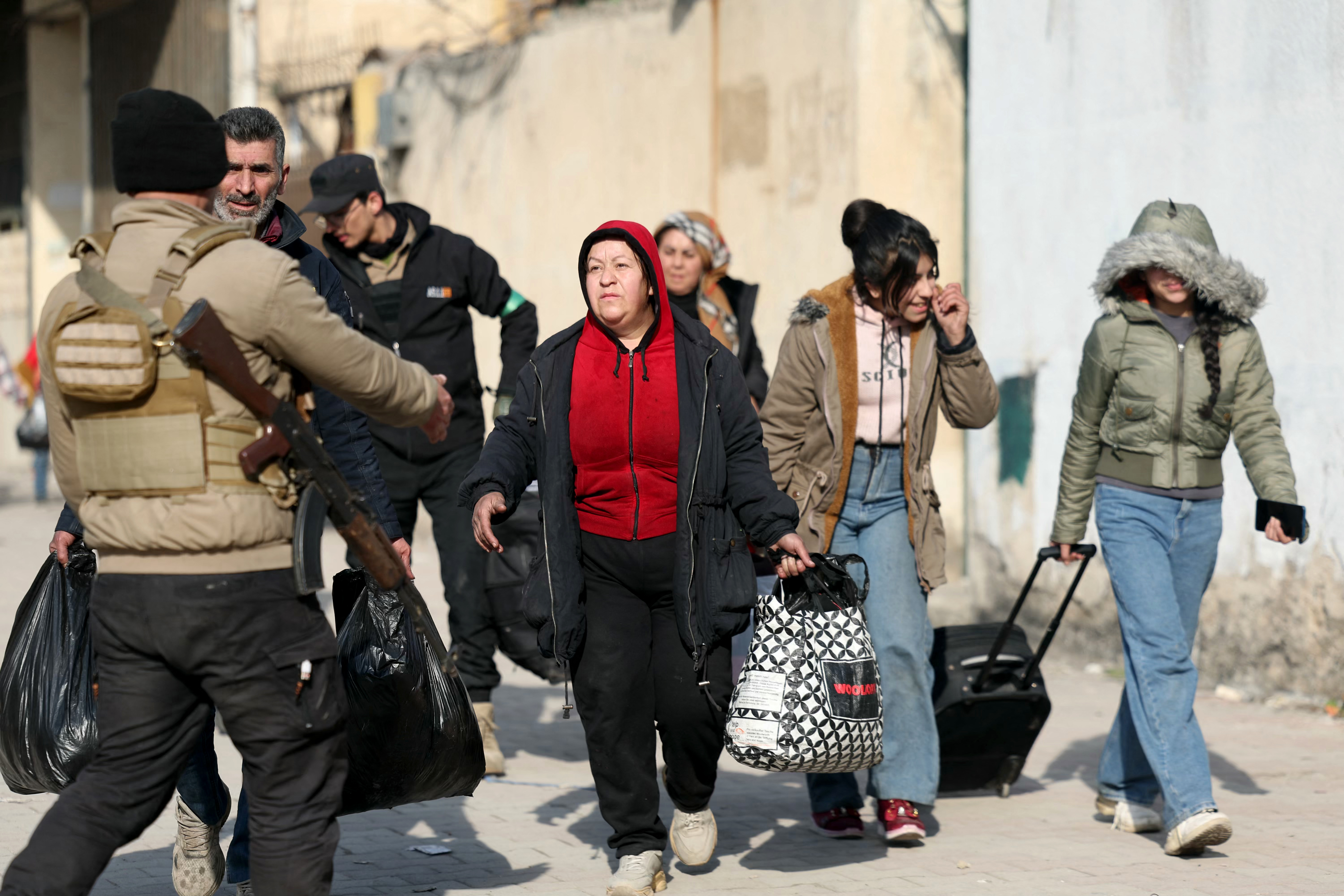 Civilians fleeing Aleppo amid intensified fighting