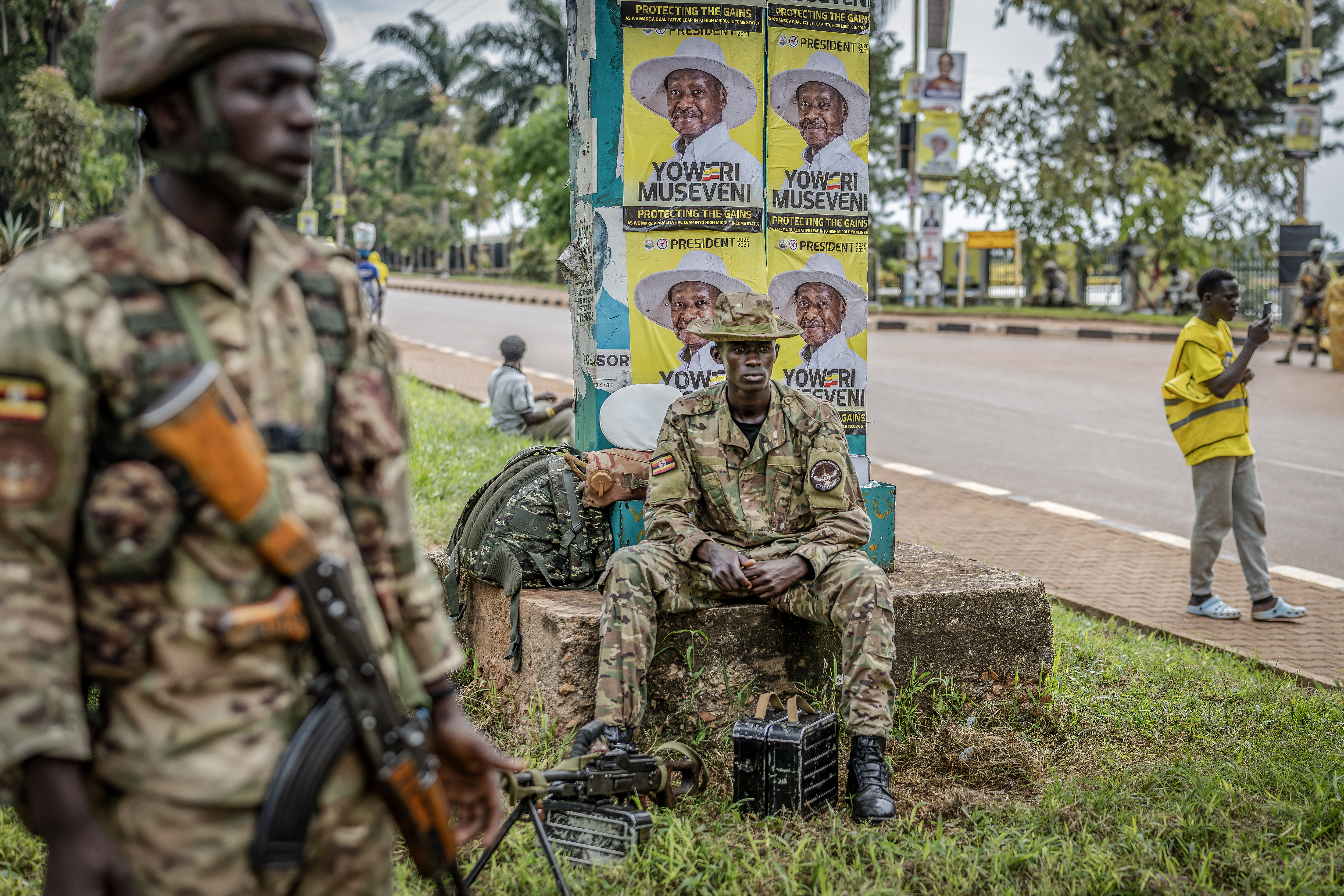 Members of Ugandas Special Forces Command monitor the area as supporters of Ugandas incumbent president and National Resistance Movement (NRM) presidential candidate Yoweri Museveni head to the rally grounds ahead of the partys closing campaign rally ahead of the 2026 Ugandan general elections, in Kampala on January 13, 2026. (Photo by AFP)