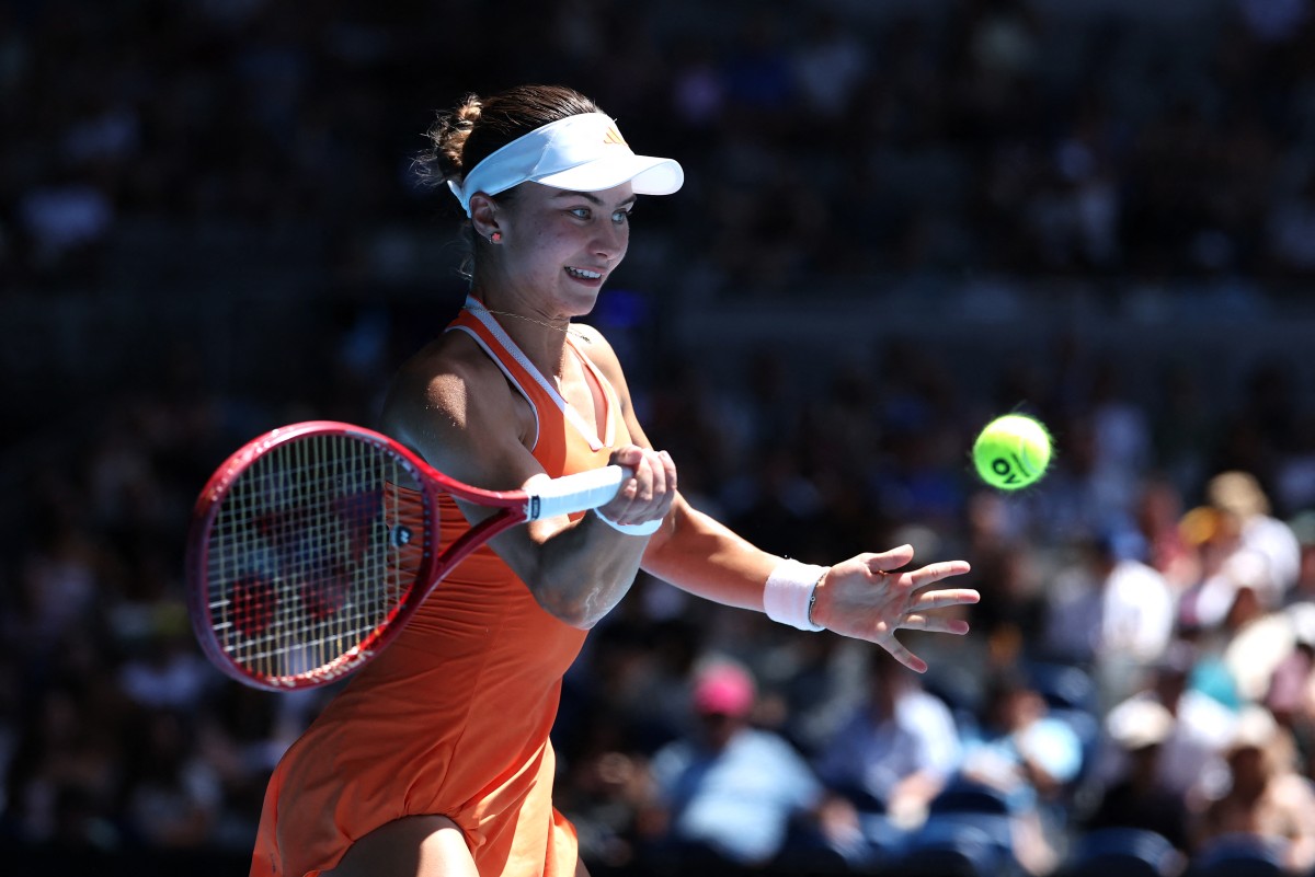 USA's Iva Jovic hits a return to Kazakhstan's Yulia Putintseva during their women's singles match on day eight of the Australian Open tennis tournament in Melbourne on January 25, 2026. (Photo by Martin KEEP / AFP) / -- IMAGE RESTRICTED TO EDITORIAL USE - STRICTLY NO COMMERCIAL USE --