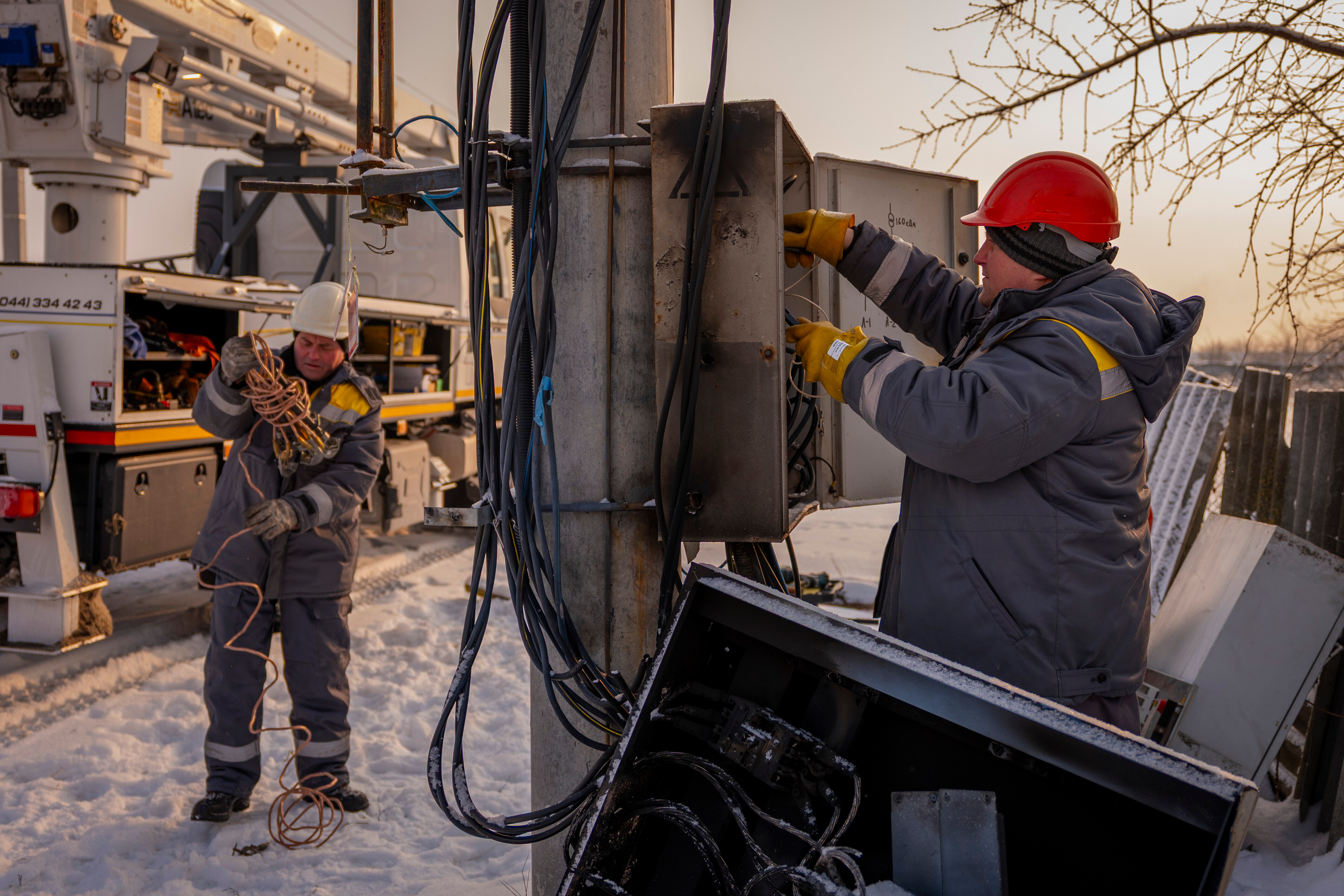 Residents of Kyiv endure freezing conditions due to power outages