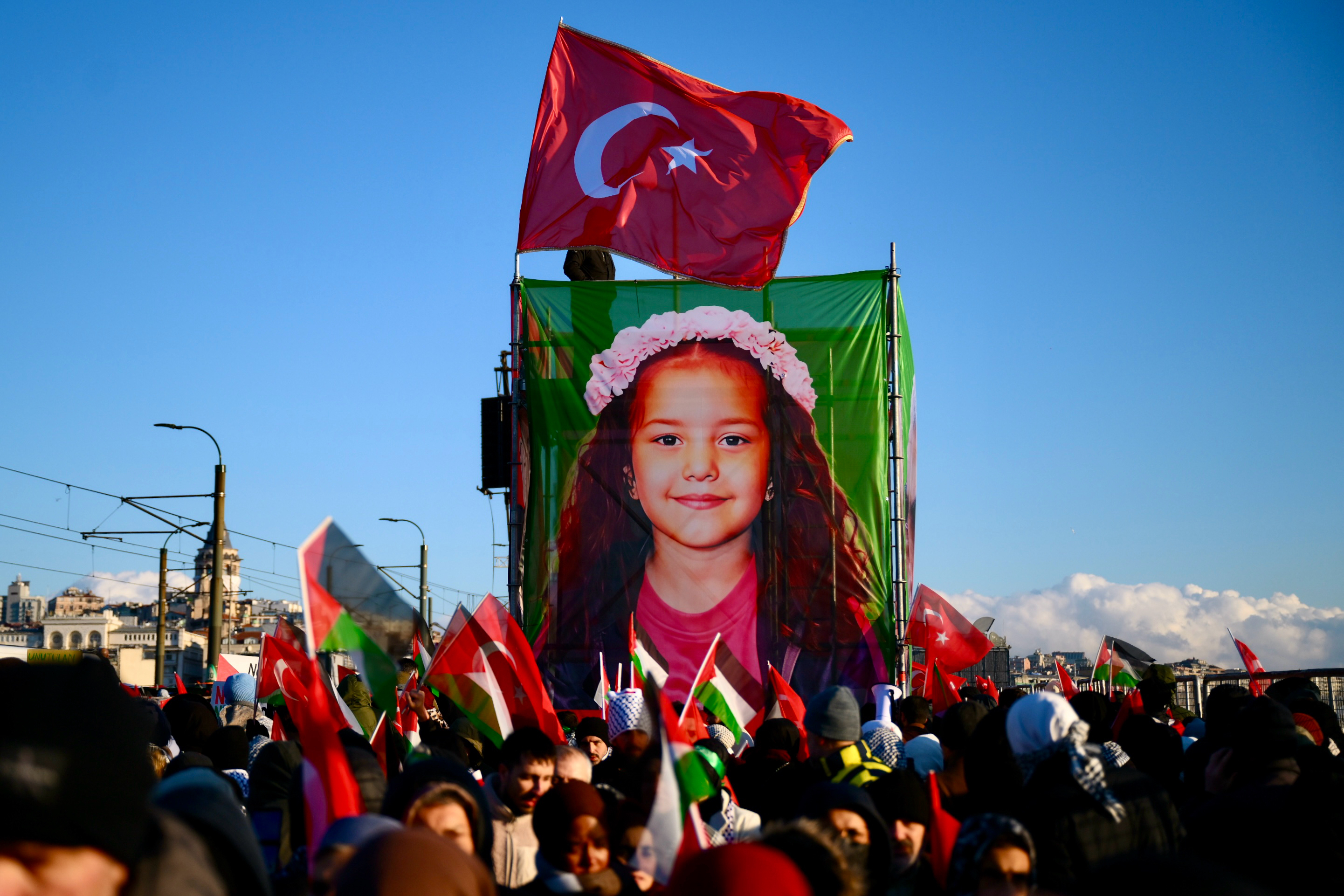 Thousands march in Turkiye’s Istanbul in solidarity with Gaza