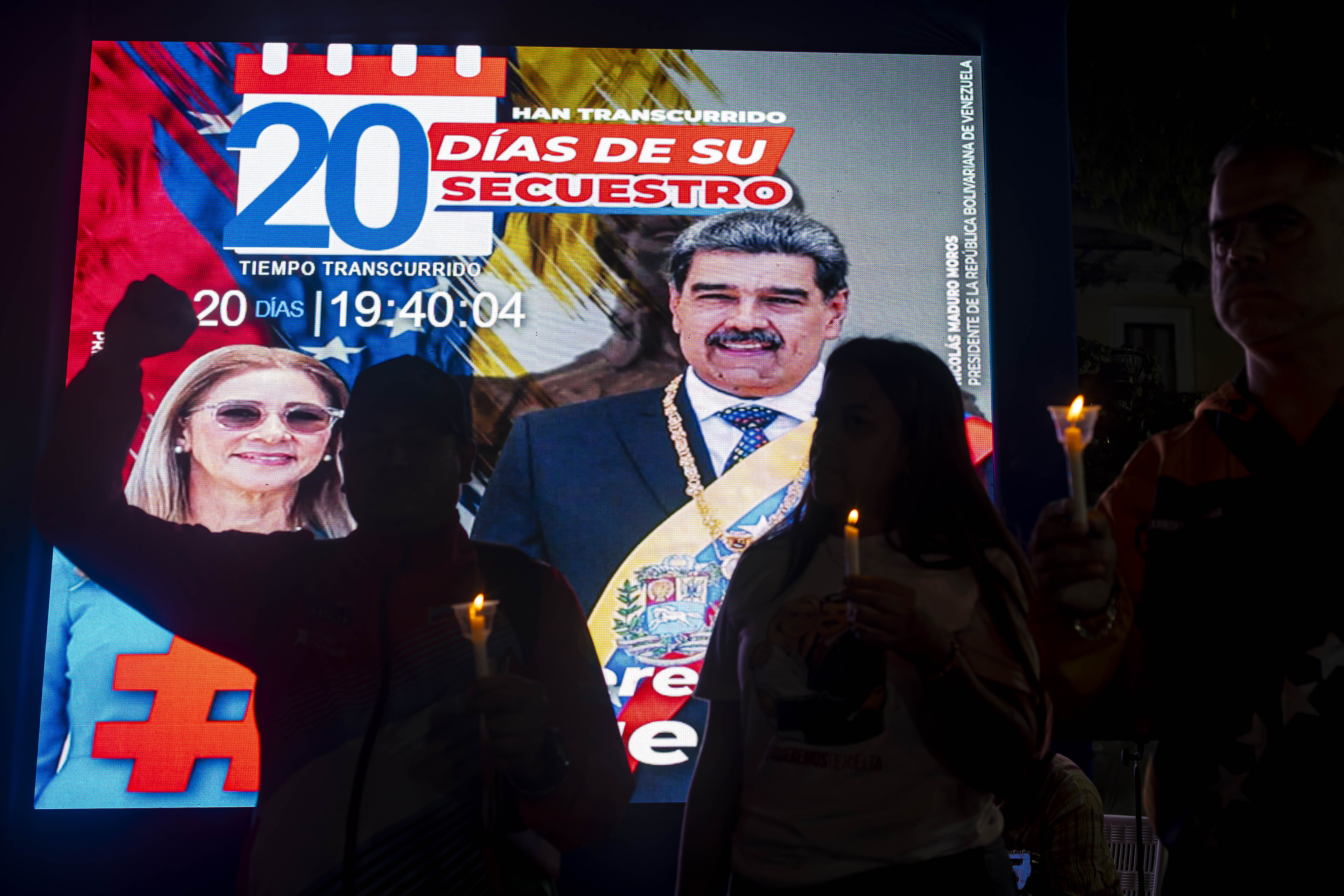 epa12673161 People hold candles during a vigil in Plaza Bolivar in Caracas, Venezuela, 22 January 2026. Dozens of people gathered in Plaza Bolivar to participate in a vigil in tribute to the more than 100 people who, according to authorities, were killed in the attacks, including 47 Venezuelan military personnel. EPA/Miguel Gutierrez