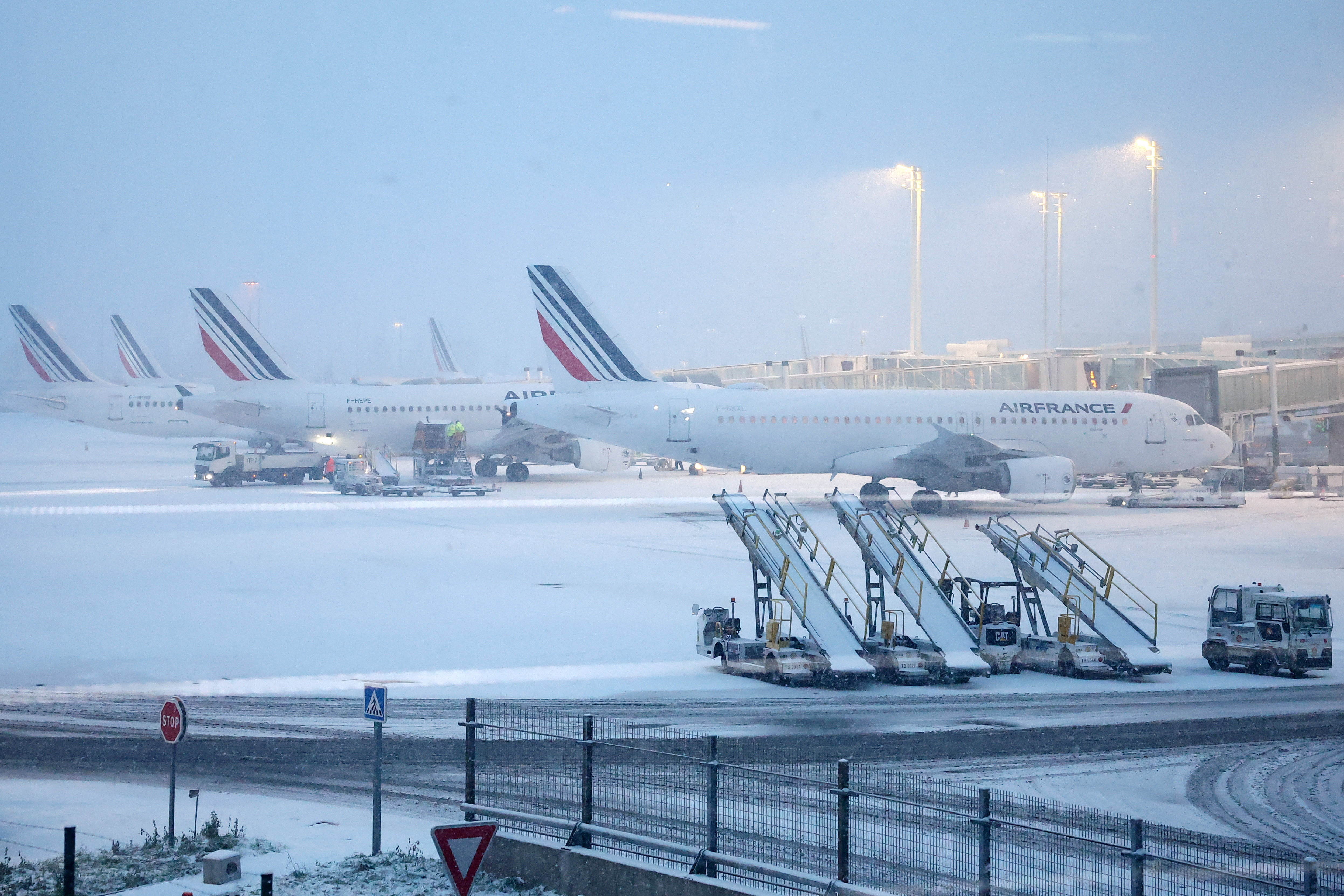View of Air France planes on the snow-covered tarmac at the Paris CDG Terminal 2F of the Paris-Charles de Gaulle Airport, in Roissy-en-France, near Paris, as winter weather with snow and cold temperatures hits a part of the country, France, January 7, 2026. REUTERS/Abdul Saboor