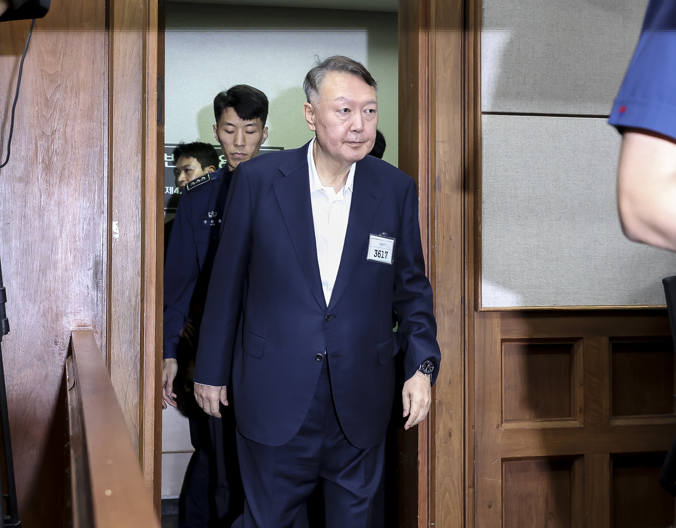 Former President Yoon Suk Yeol enters a courtroom.