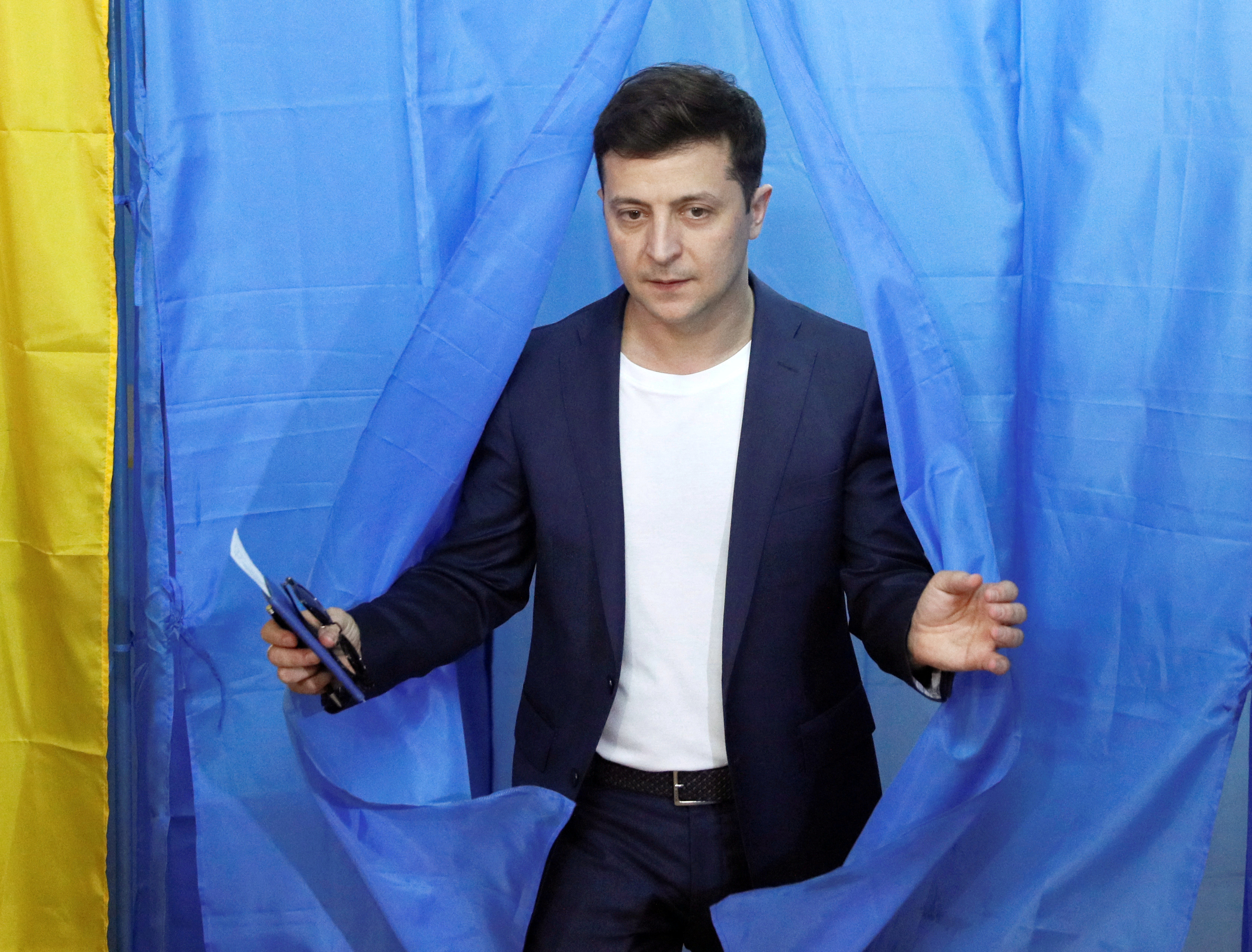 Ukrainian presidential candidate Volodymyr Zelenskiy walks out of a voting booth at a polling station during the second round of a presidential election in Kiev, Ukraine April 21, 2019. REUTERS/Valentyn Ogirenko TPX IMAGES OF THE DAY