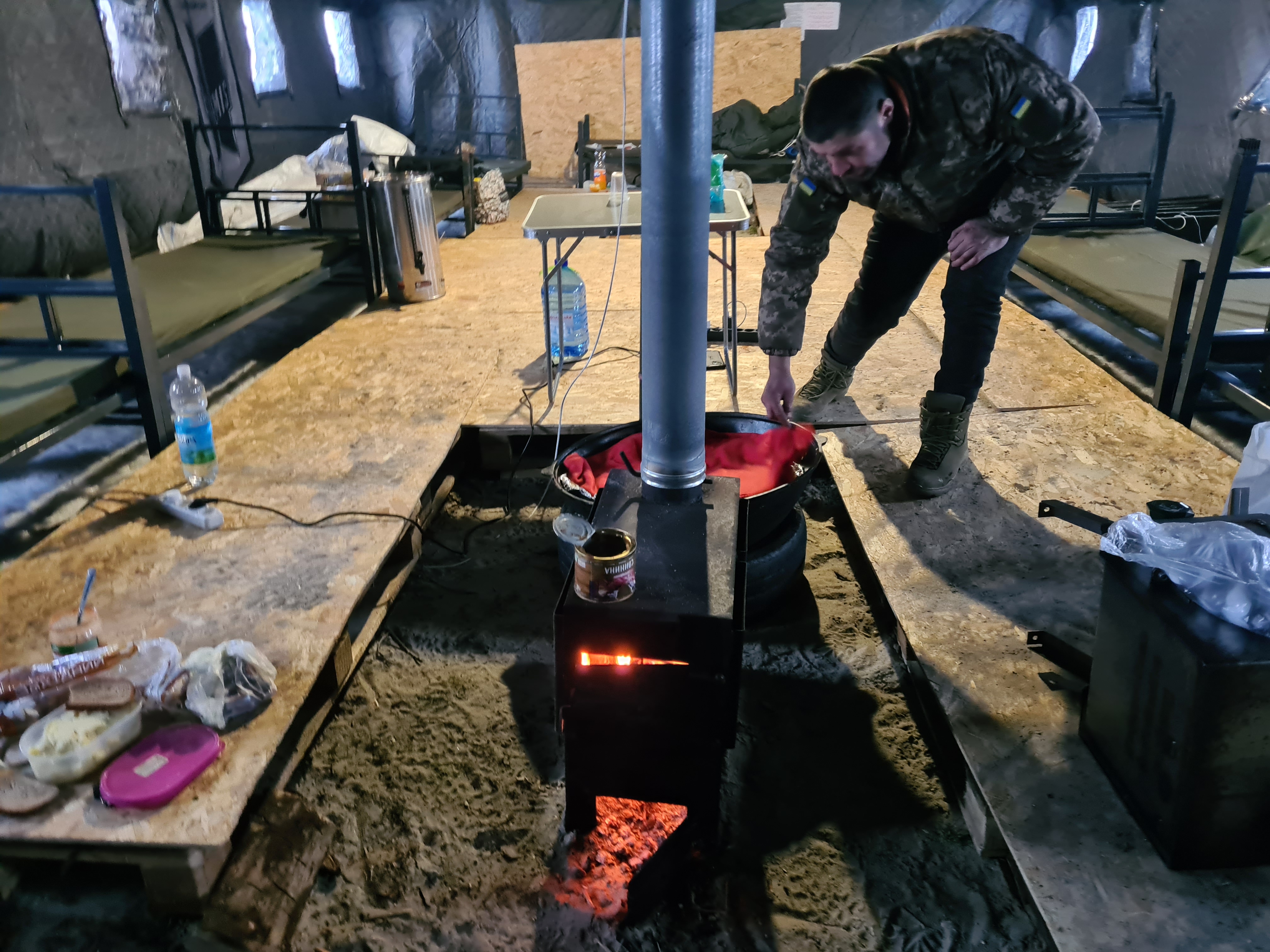 A medic warming up a cauldron with plov to be distributed free of charge to residents of northern Kyiv-1770638130
