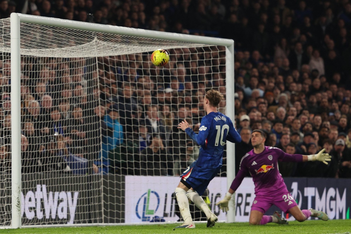 Chelsea's English midfielder #10 Cole Palmer puts the ball over from close range during the English Premier League football match between Chelsea and Leeds United at Stamford Bridge in London on February 10, 2026. (Photo by Adrian Dennis / AFP) / RESTRICTED TO EDITORIAL USE. NO USE WITH UNAUTHORIZED AUDIO, VIDEO, DATA, FIXTURE LISTS, CLUB/LEAGUE LOGOS OR 'LIVE' SERVICES. ONLINE IN-MATCH USE LIMITED TO 120 IMAGES. AN ADDITIONAL 40 IMAGES MAY BE USED IN EXTRA TIME. NO VIDEO EMULATION. SOCIAL MEDIA IN-MATCH USE LIMITED TO 120 IMAGES. AN ADDITIONAL 40 IMAGES MAY BE USED IN EXTRA TIME. NO USE IN BETTING PUBLICATIONS, GAMES OR SINGLE CLUB/LEAGUE/PLAYER PUBLICATIONS. /