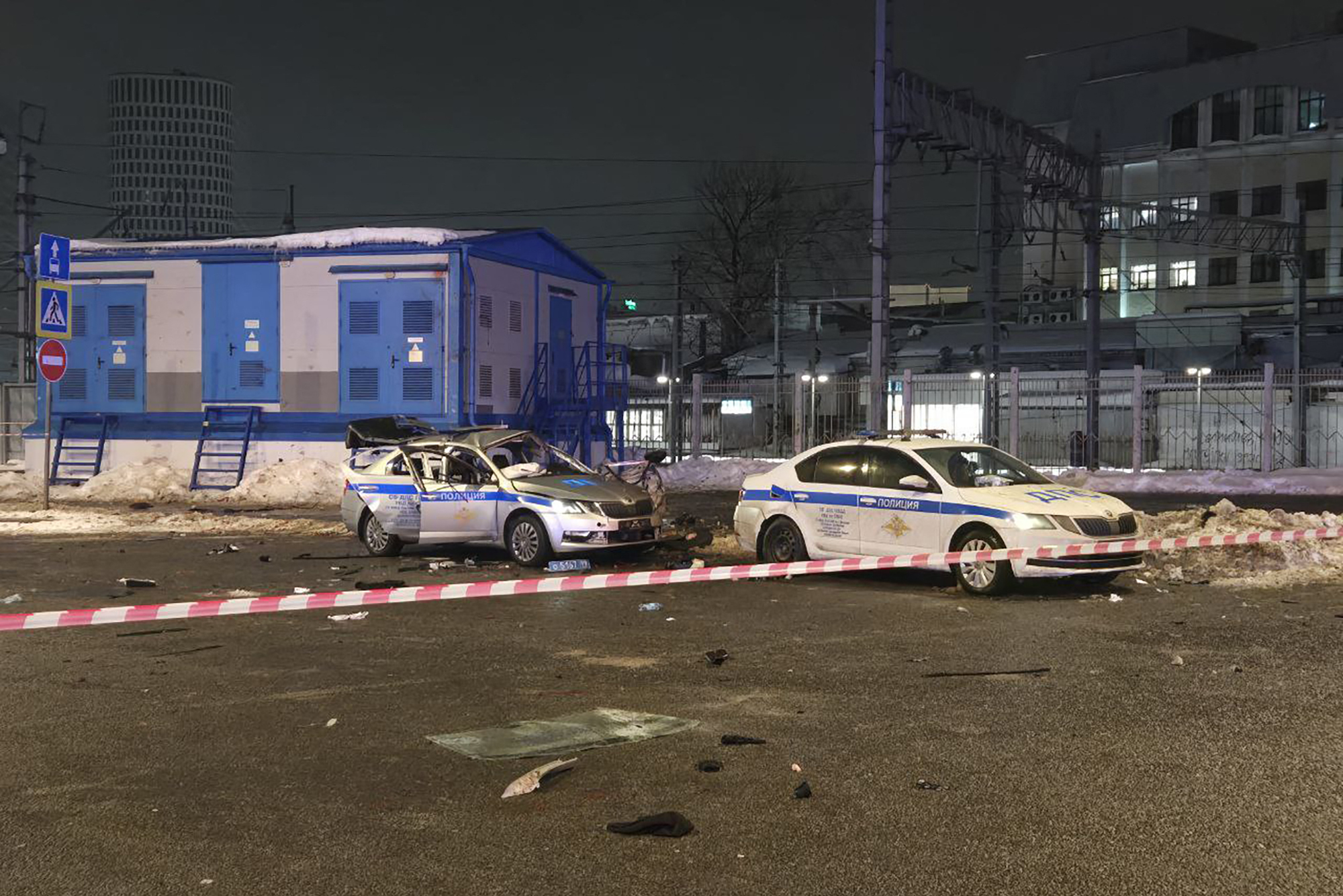 This handout photograph taken and released by the Russian Investigative Committee on February 24, 2026 shows the site of a police car explosion in Moscow. A man detonated an explosive device beside a police patrol car in central Moscow early on February 24, 2026, killing one officer and wounding two others, the Russian interior ministry said. (Photo by Handout / RUSSIAN INVESTIGATIVE COMMITTEE / AFP) / RESTRICTED TO EDITORIAL USE - MANDATORY CREDIT "AFP PHOTO / RUSSIAN INVESTIGATIVE COMMITTEE" - HANDOUT - NO MARKETING NO ADVERTISING CAMPAIGNS - DISTRIBUTED AS A SERVICE TO CLIENTS