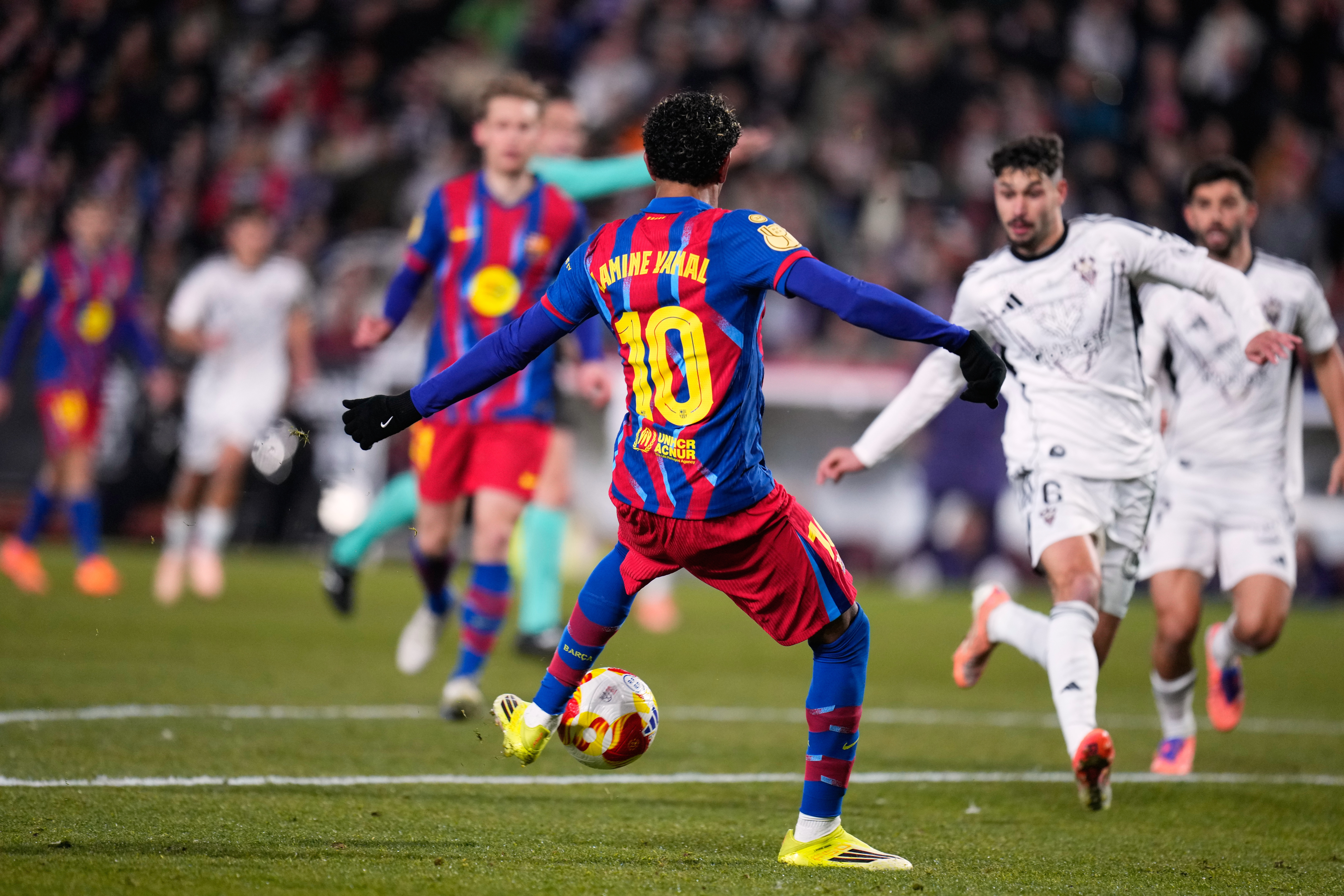 Lamine Yamal in action.