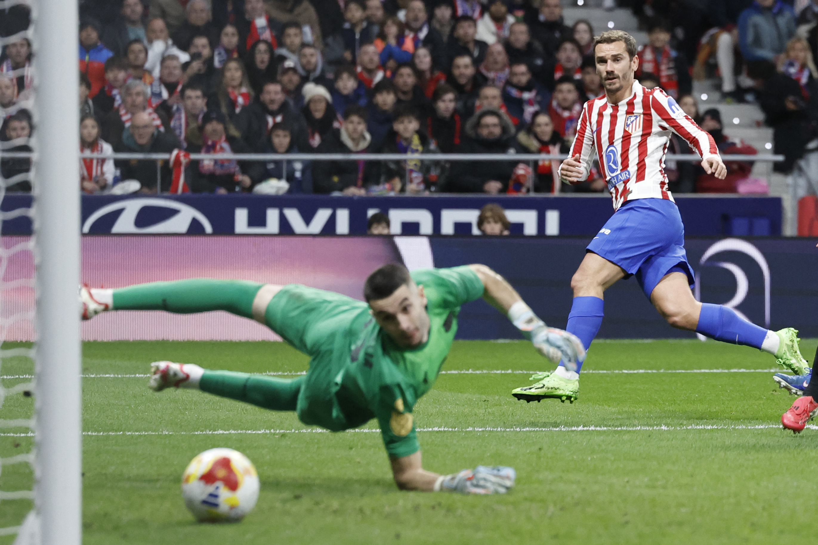 Atletico Madrid's French forward #07 Antoine Griezmann (R) scores his team's second goal during the Spanish Copa del Rey (King's Cup) semi final first leg football match between Club Atletico de Madrid and FC Barcelona at Metropolitano Stadium in Madrid on February 12, 2026. (Photo by Oscar DEL POZO / AFP)