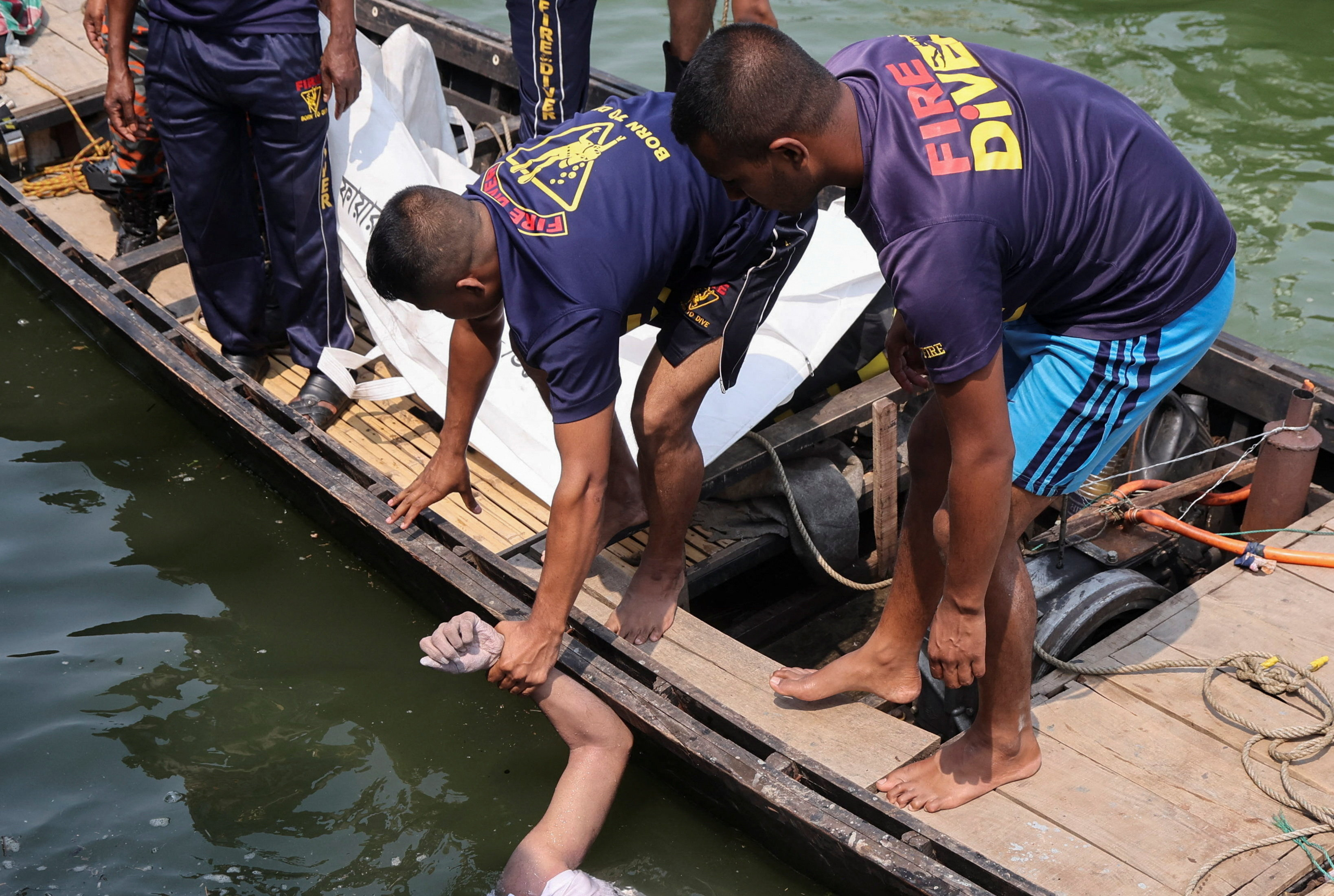SENSITIVE MATERIAL. THIS IMAGE MAY OFFEND OR DISTURB Rescue personnel retrieve the body of a man, after a bus plunged into the Padma River while attempting to board a ferry, in Rajbari, Bangladesh, March 26, 2026