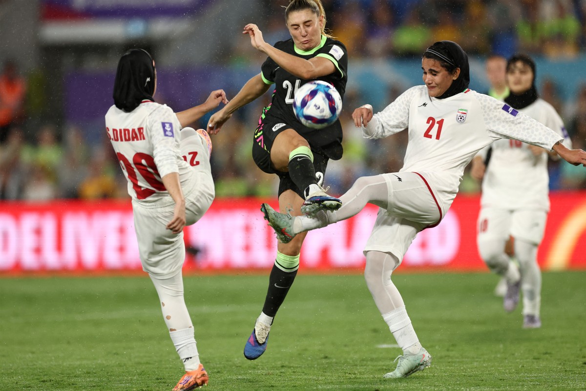 Australia's Remy Siemsen (C) fights for the ball with Iran's Sara Didar (L) and Golnoosh Khosravi during the AFC Women's Asian Cup Australia 2026 football match between Iran and Australia in Gold Coast on March 5, 2026. (Photo by Izhar Khan / AFP) / -- IMAGE RESTRICTED TO EDITORIAL USE - STRICTLY NO COMMERCIAL USE --