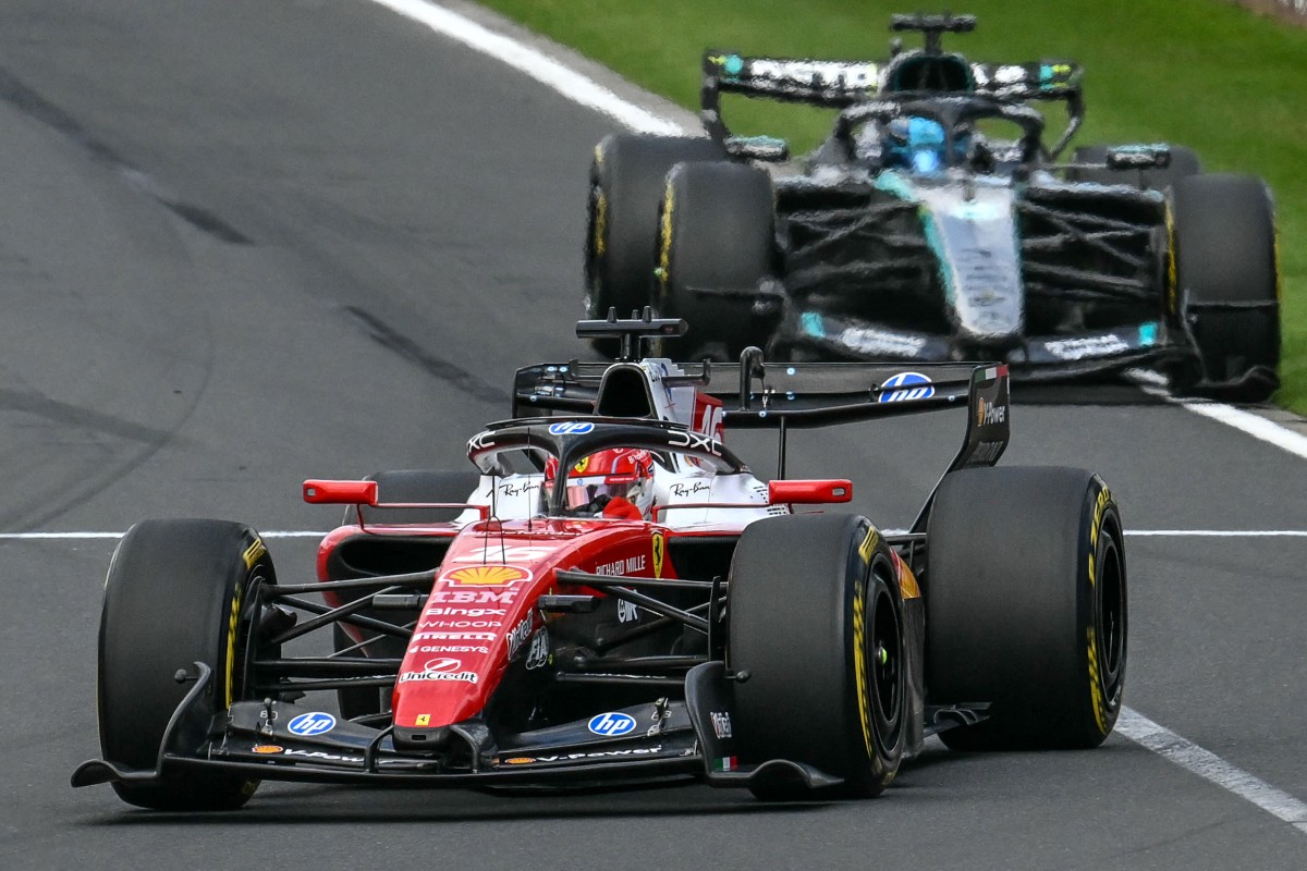 Ferrari's Monegasque driver Charles Leclerc (L) and Mercedes' British driver George Russell drive during the Formula One Australian Grand Prix at the Albert Park Circuit in Melbourne on March 8, 2026. (Photo by Paul Crock / AFP) / -- IMAGE RESTRICTED TO EDITORIAL USE - STRICTLY NO COMMERCIAL USE --