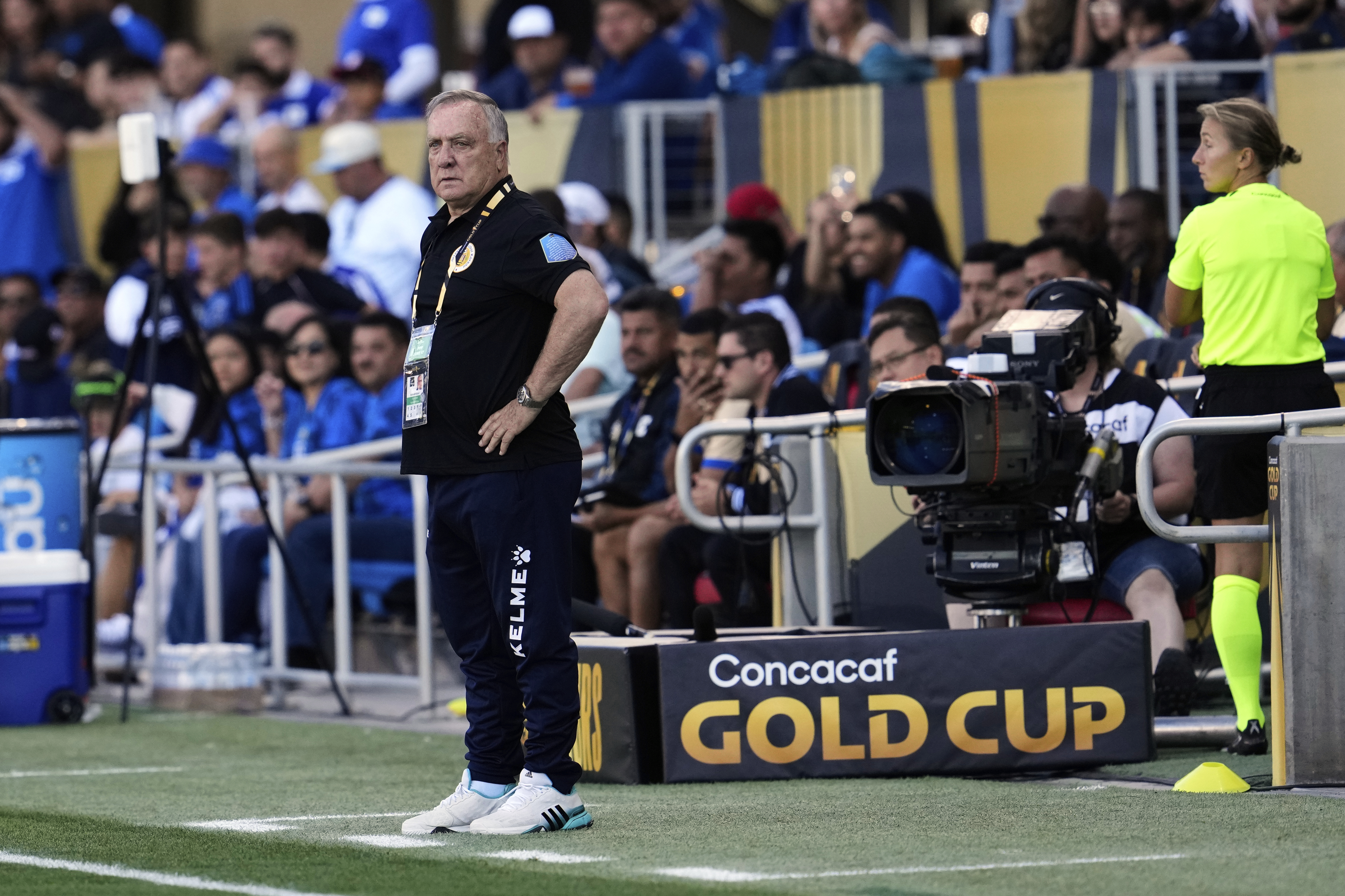 Curacao head coach Dick Advocaat watches from the sideline during the first half of a CONCACAF Gold Cup soccer match against El Salvador, Tuesday, June 17, 2025, in San Jose, Calif. (AP Photo/Godofredo A. Vásquez)