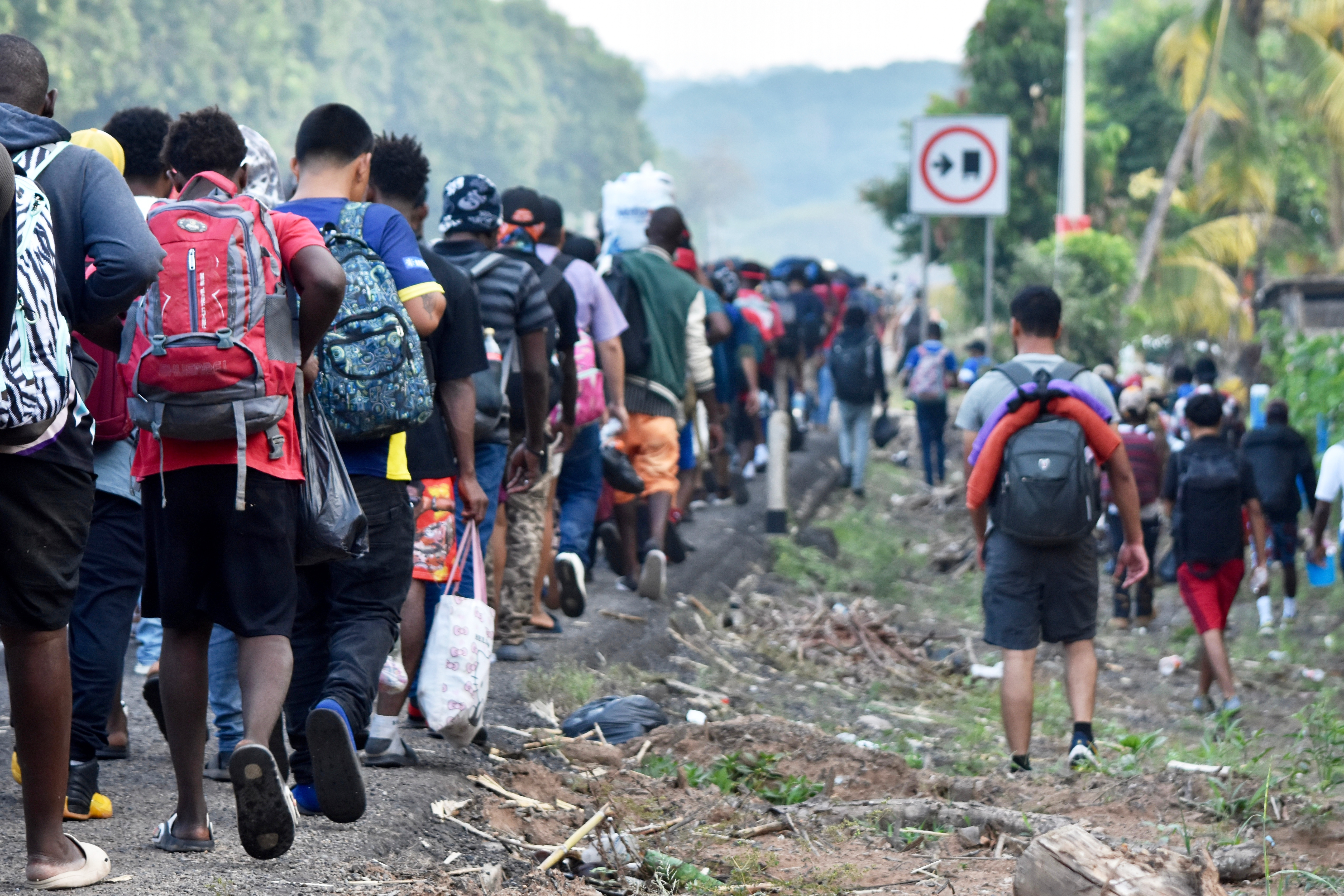 Migrants walk on the highway through the municipality of Huehuetan, Chiapas state, Mexico, Wednesday, March 25, 2026, after leaving Tapachula the previous night. (AP Photo/Edgar H. Clemente)