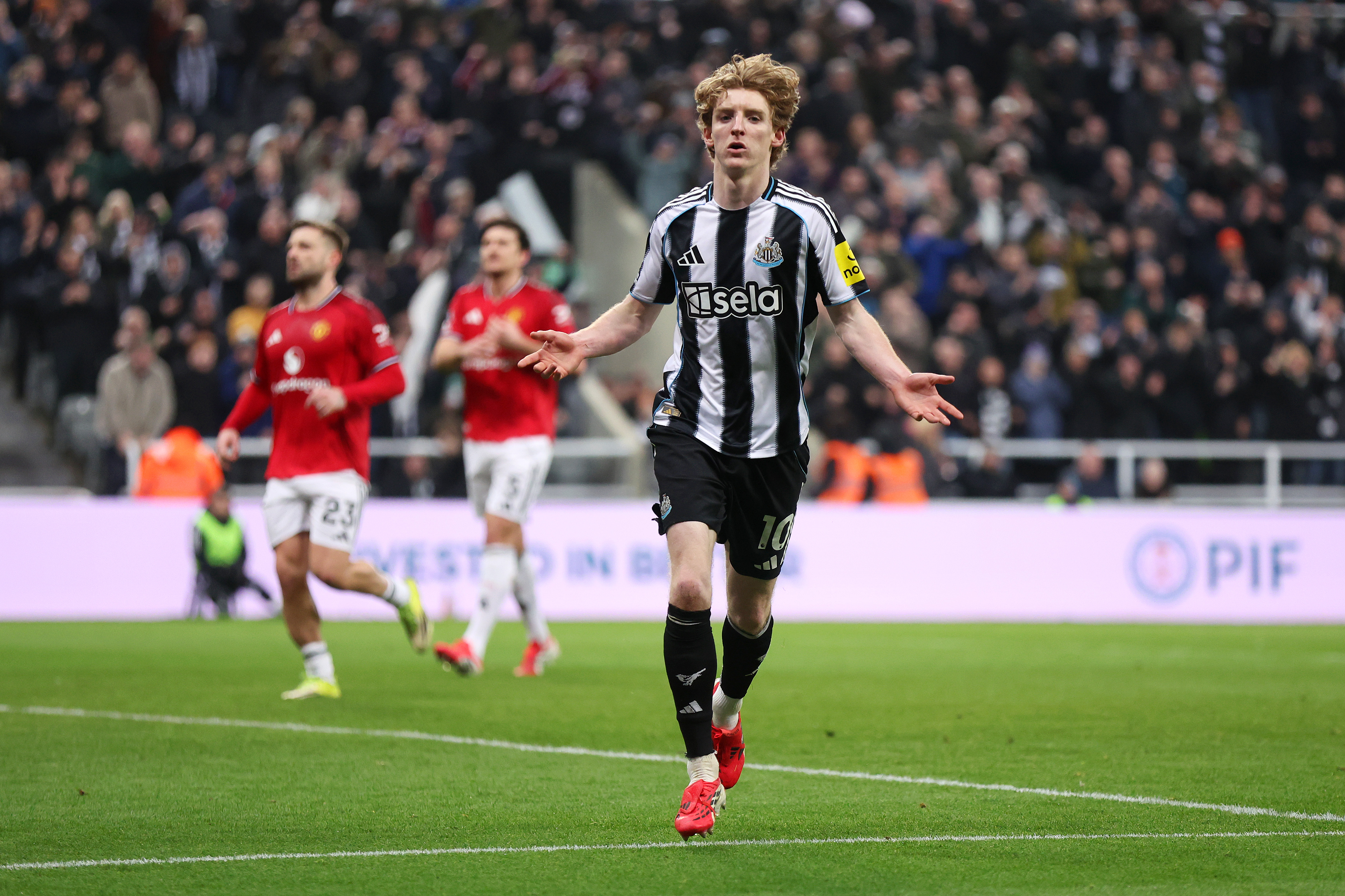 NEWCASTLE UPON TYNE, ENGLAND - MARCH 04: Anthony Gordon of Newcastle United celebrates scoring his team's first goal from the penalty spot during the Premier League match between Newcastle United and Manchester United at St James' Park on March 04, 2026 in Newcastle upon Tyne, England. (Photo by George Wood/Getty Images)