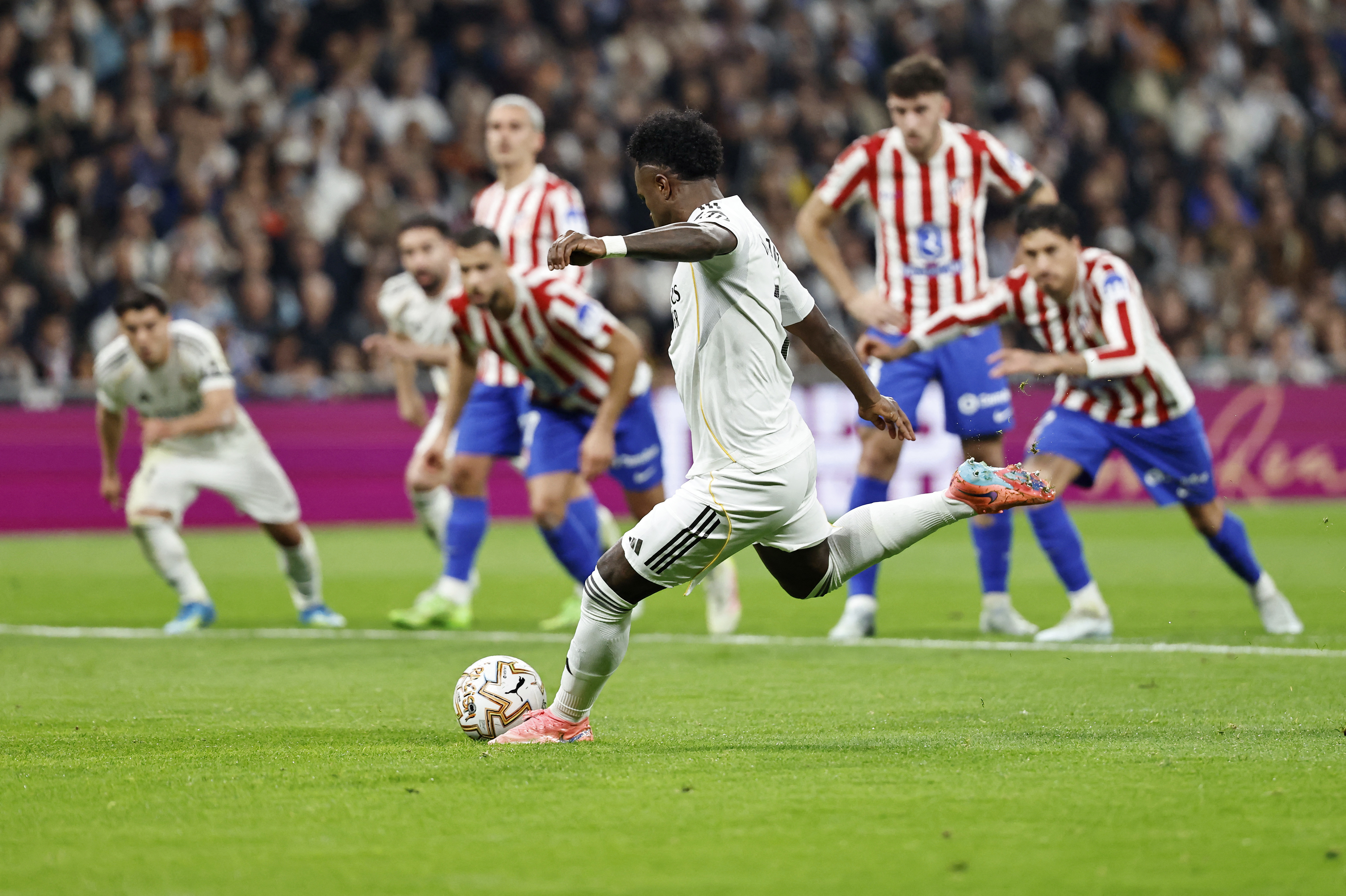 Soccer Football - LaLiga - Real Madrid v Atletico Madrid - Santiago Bernabeu, Madrid, Spain - March 22, 2026 Real Madrid's Vinicius Junior scores their first goal from the penalty spot REUTERS/Jon Nazca