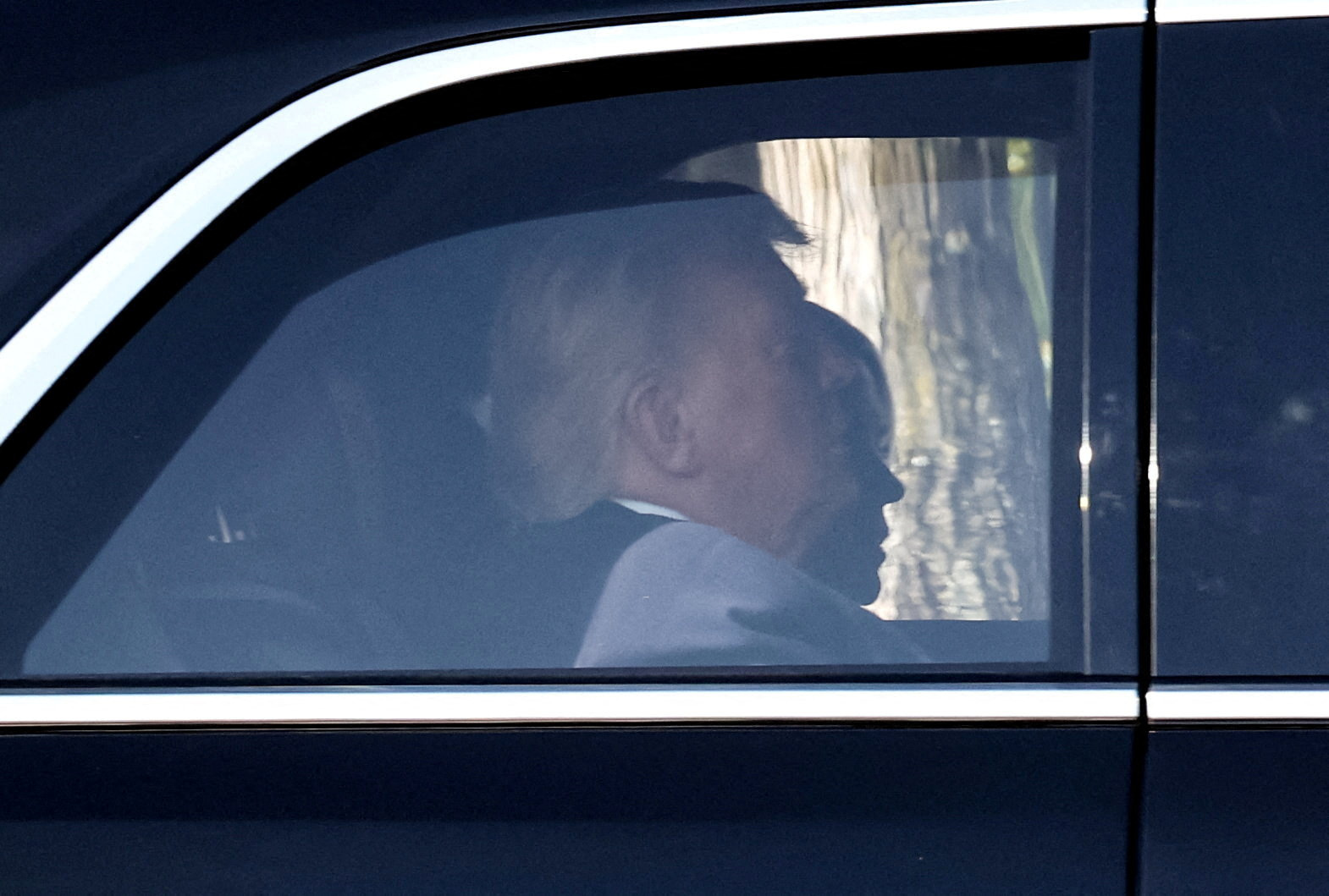 U.S. President Donald Trump and U.S. Attorney General Pam Bondi depart the White House, en route to the U.S. Supreme Court, to attend oral arguments on the legality of Trump's administration's effort to limit birthright citizenship for the children of immigrants, in Washington, D.C., U.S., April 1, 2026. REUTERS/Kevin Lamarque TPX IMAGES OF THE DAY