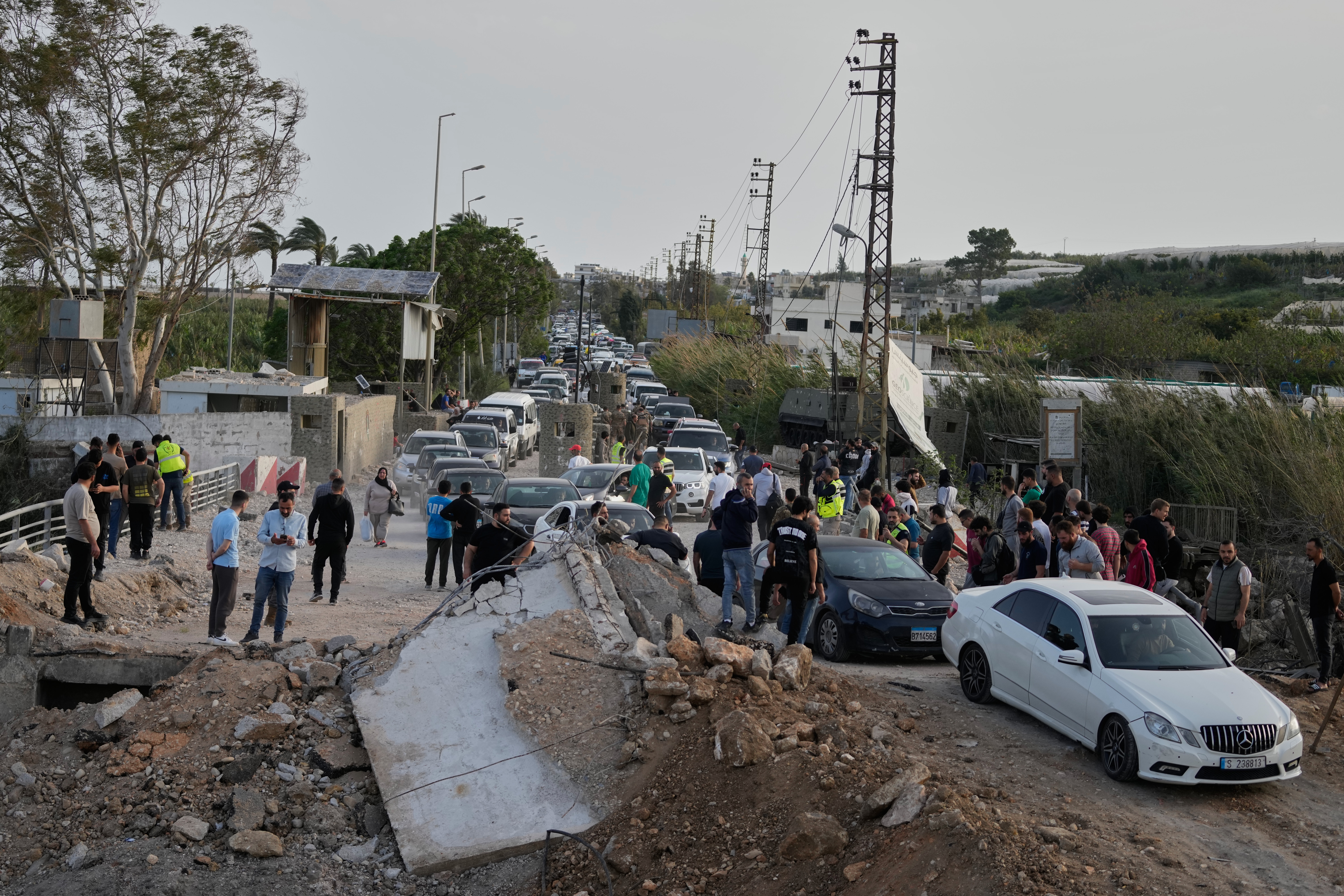 Tens of thousands return to southern Lebanon despite warnings and risks