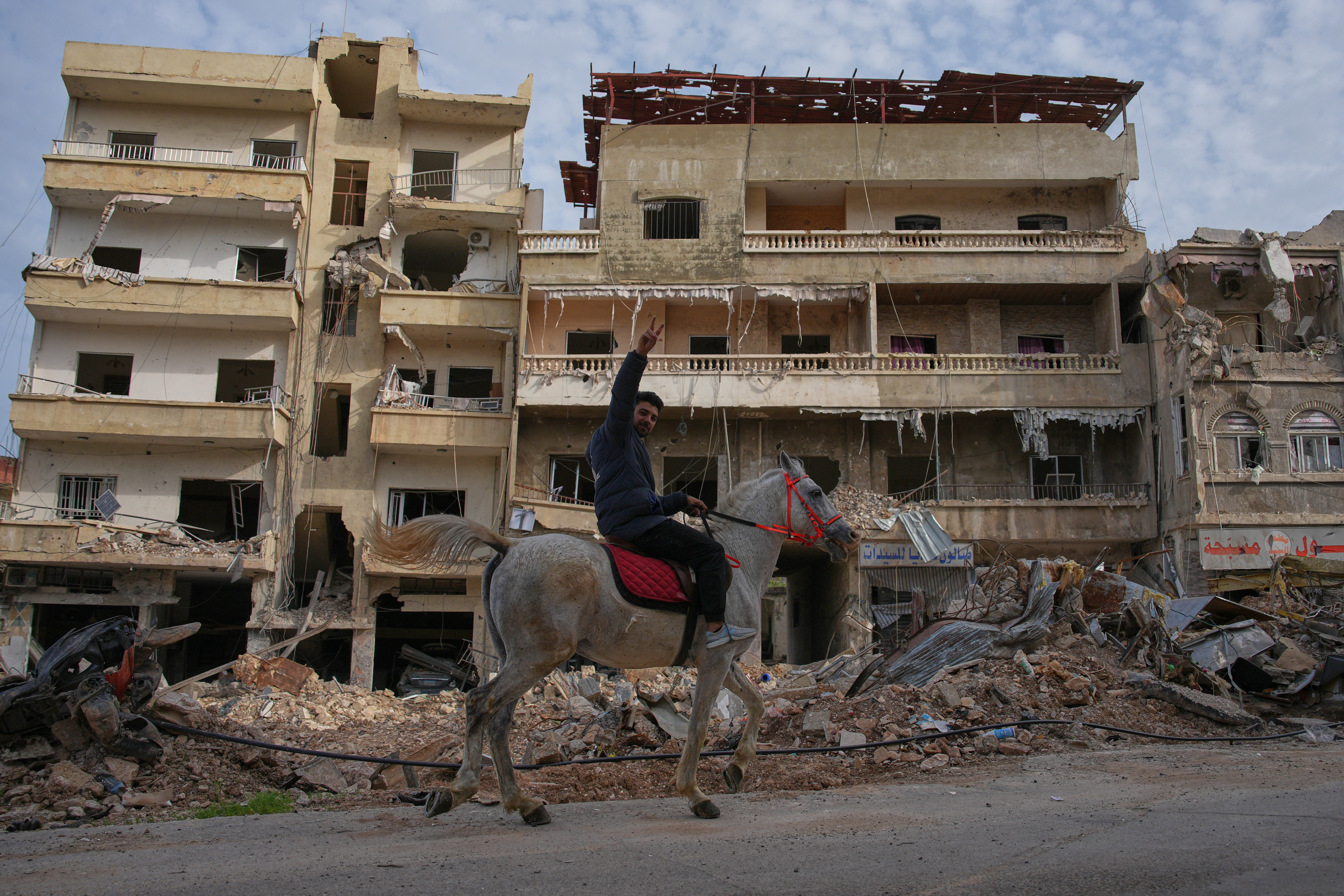 Tens of thousands return to southern Lebanon despite warnings and risks